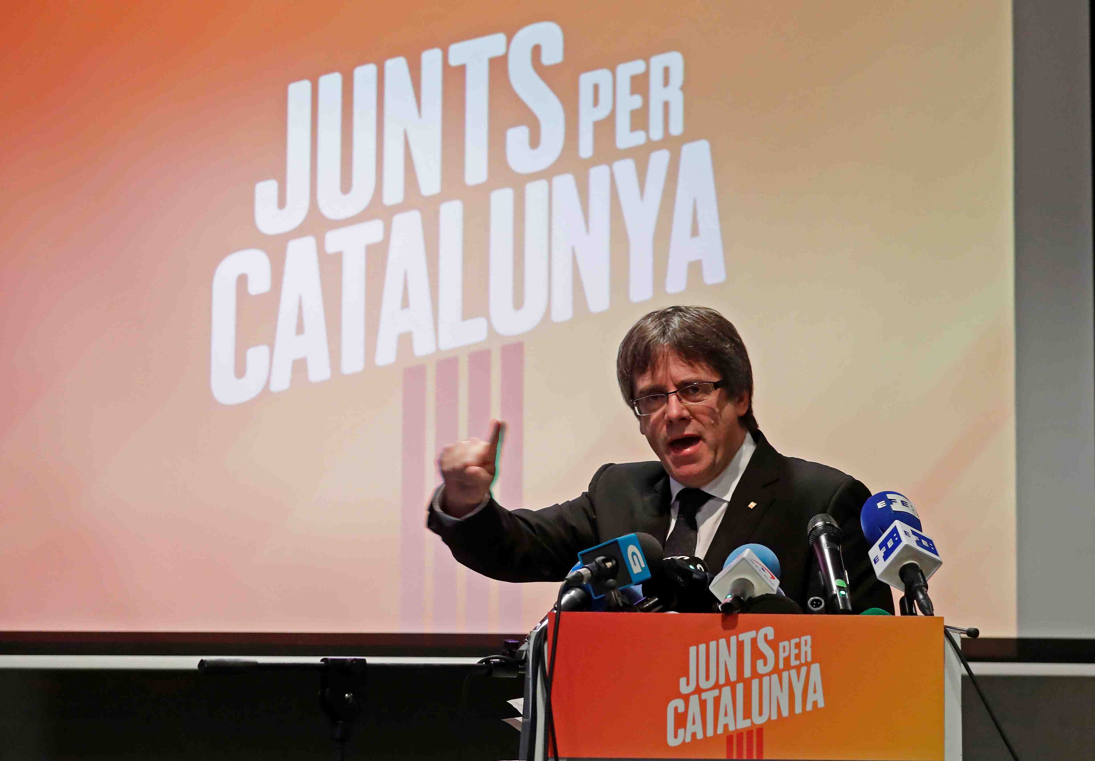 Pro et anti-independantistes catalans au coude-a-coude