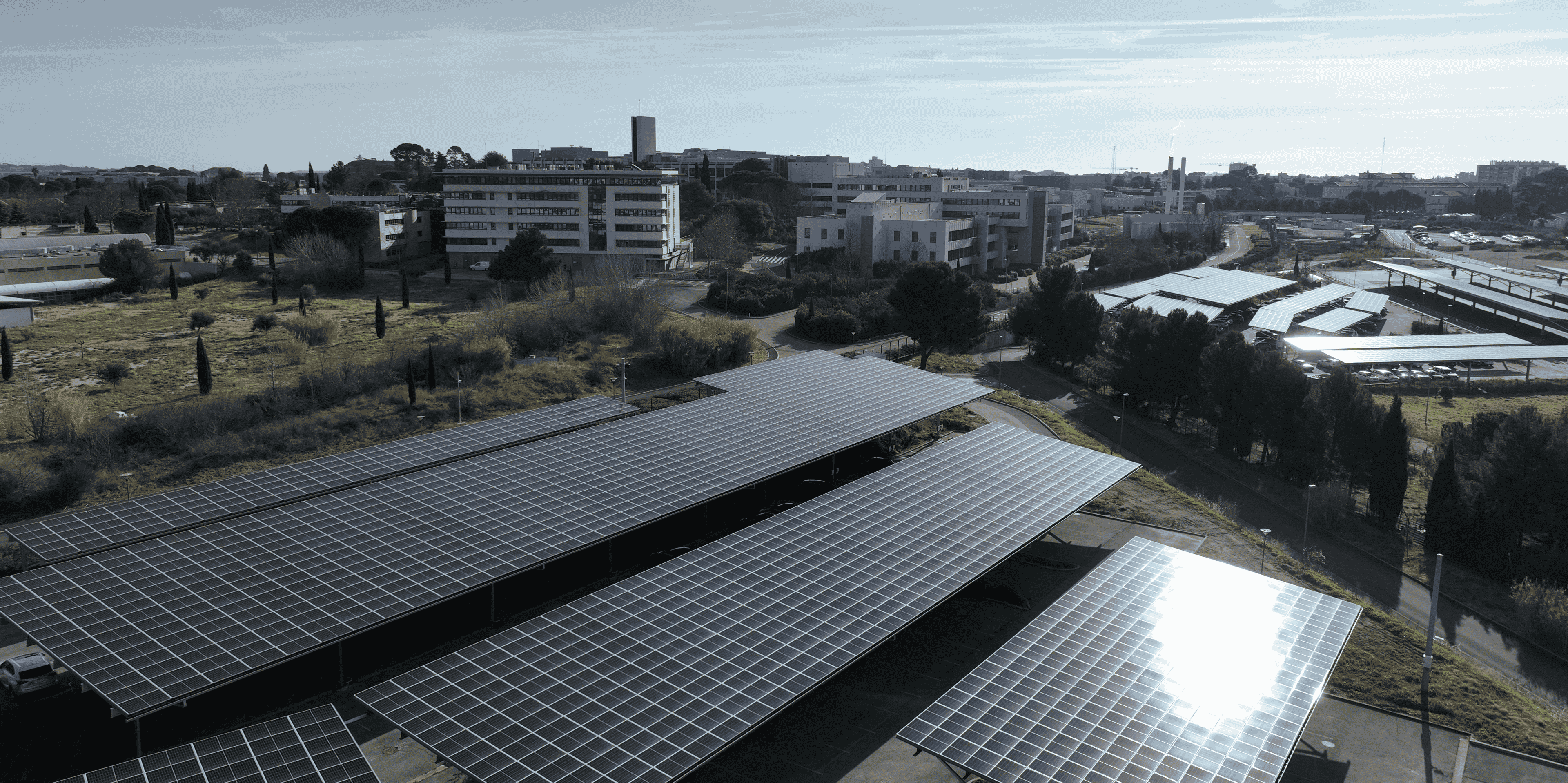 Le site montpelliérain de Sanofi est désormais équipé de 3,3 hectares d'ombrières de panneaux photovoltaïques qui couvriront 17,5% des besoins en électricité du site.