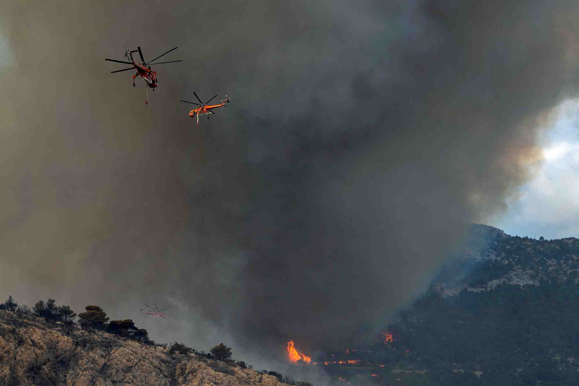 Un incendie de foret fait rage pres d’athenes