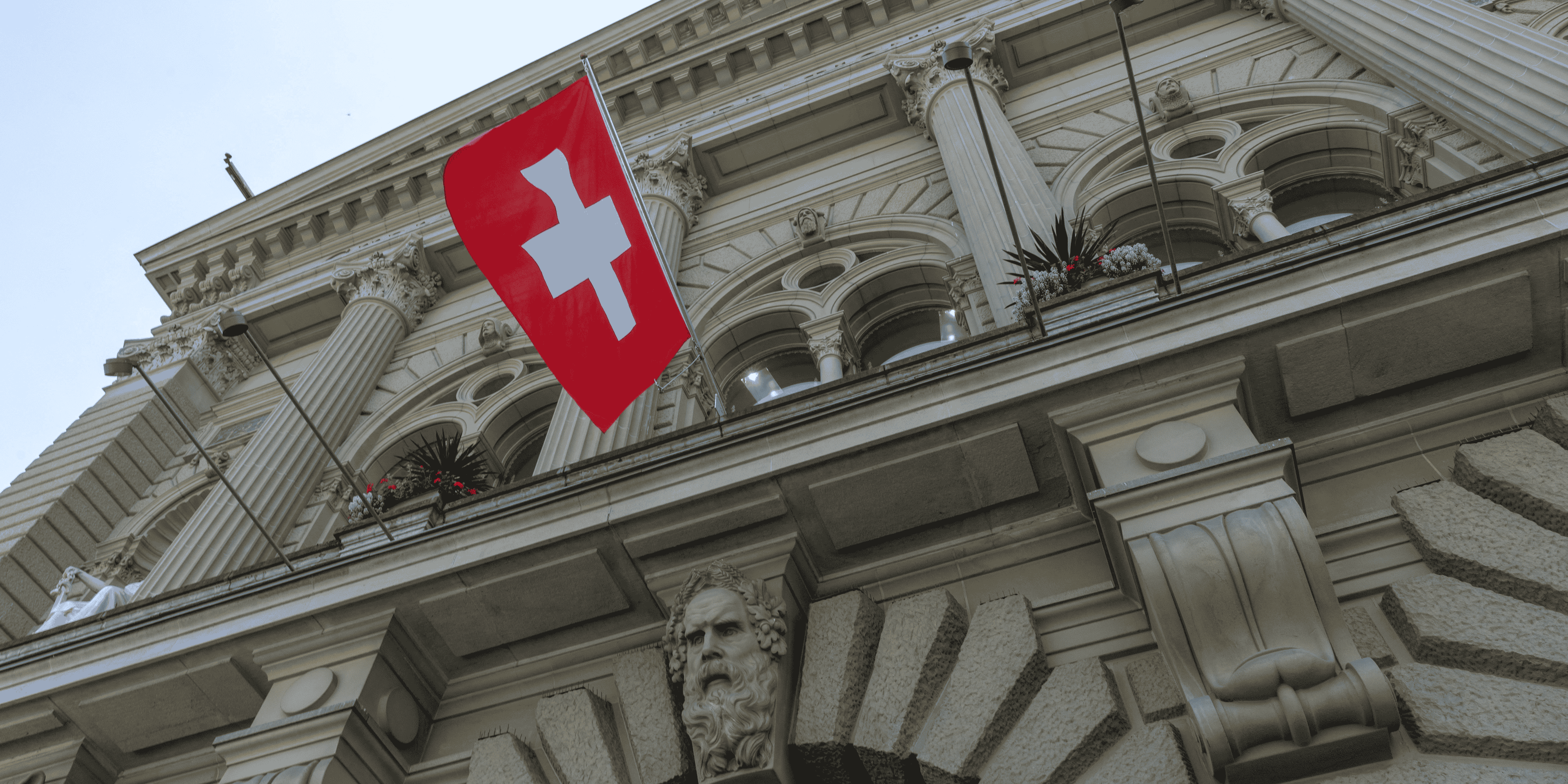 Le drapeau suisse, sur la facade du parlement a berne