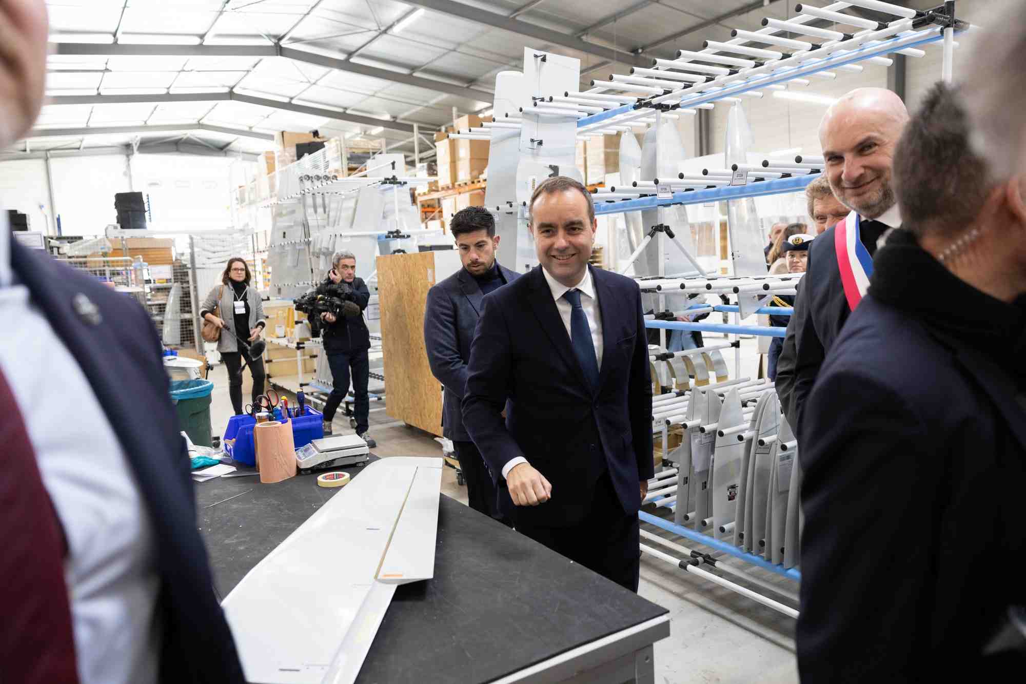 Sébastien Lecornu s'est rendu chez le fabricant de drones Delair ce 29 février pour annoncer de nouvelles commandes d'armement en faveur de l'Ukraine.