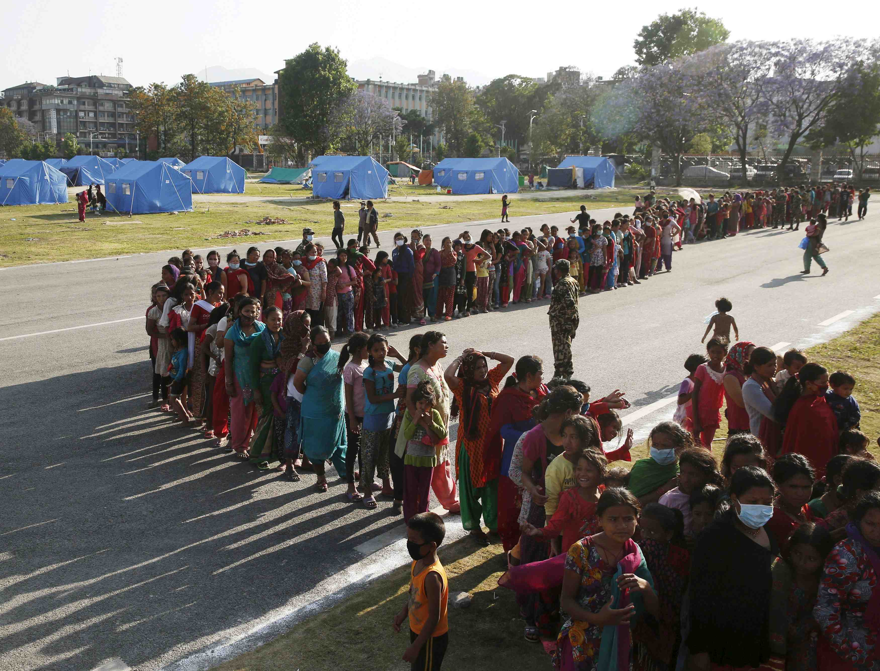 Dispute sur l'acheminement de l'aide au nepal