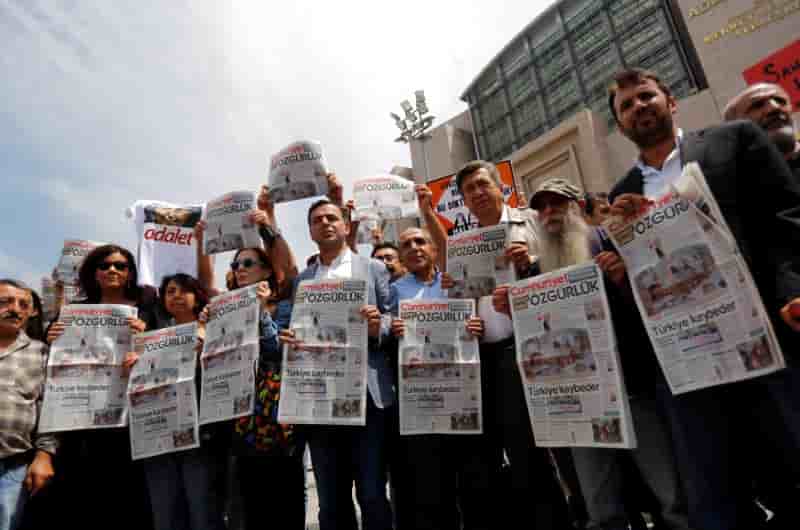 Turquie: 7 employes de cumhuriyet liberes, 4 restent en detention