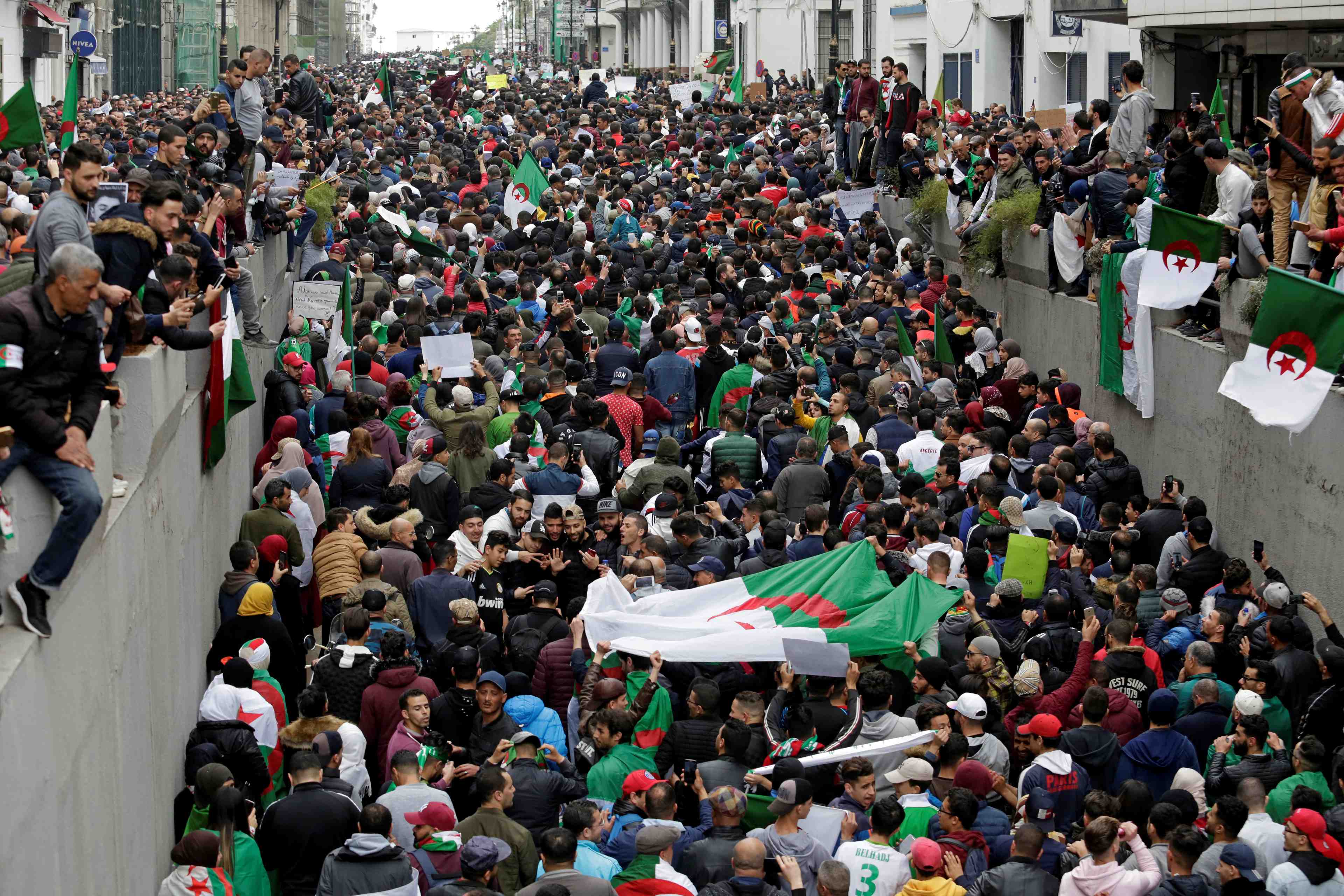 Algerie: un millier de juges denoncent la candidature de bouteflika