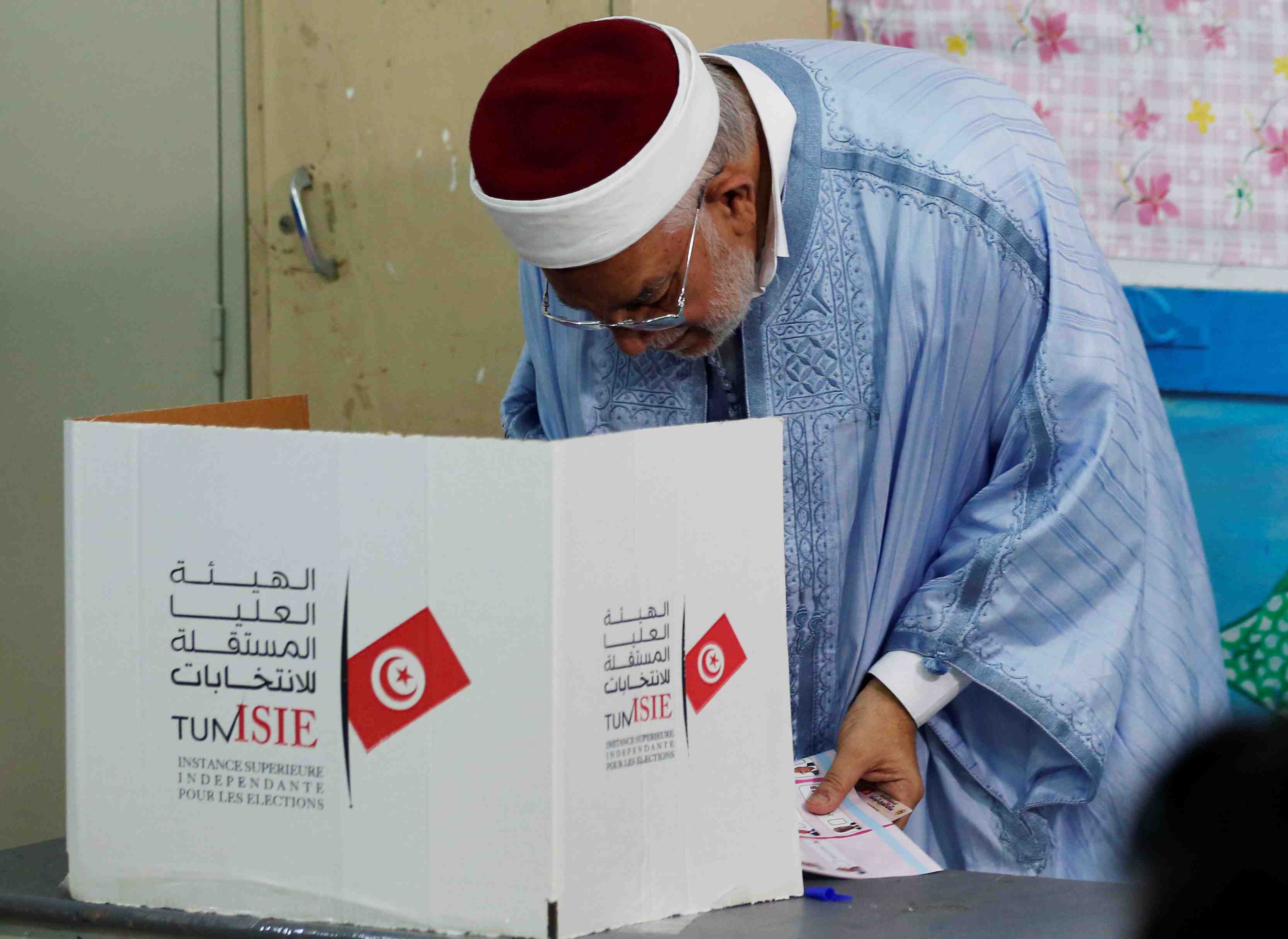 Les tunisiens aux urnes pour une presidentielle indecise