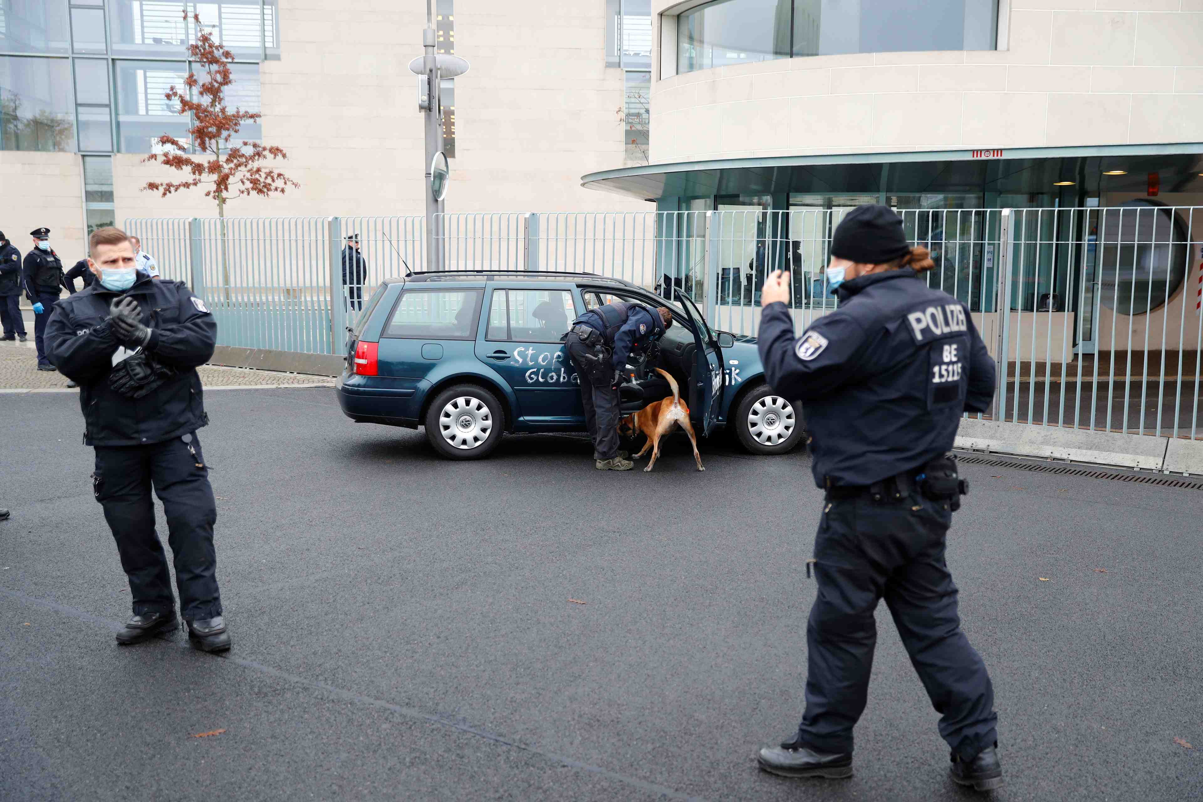 Une voiture percute la grille d'entree de la chancellerie allemande a berlin