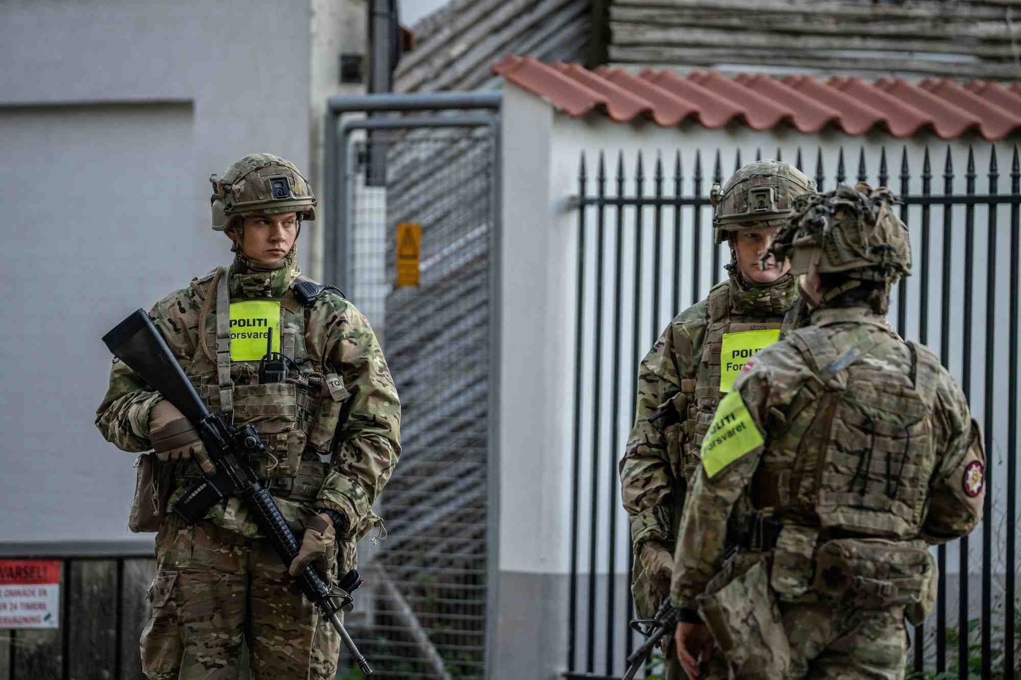 Des agents de police pres de l'ambassade d'israel a copenhague, apres deux explosions