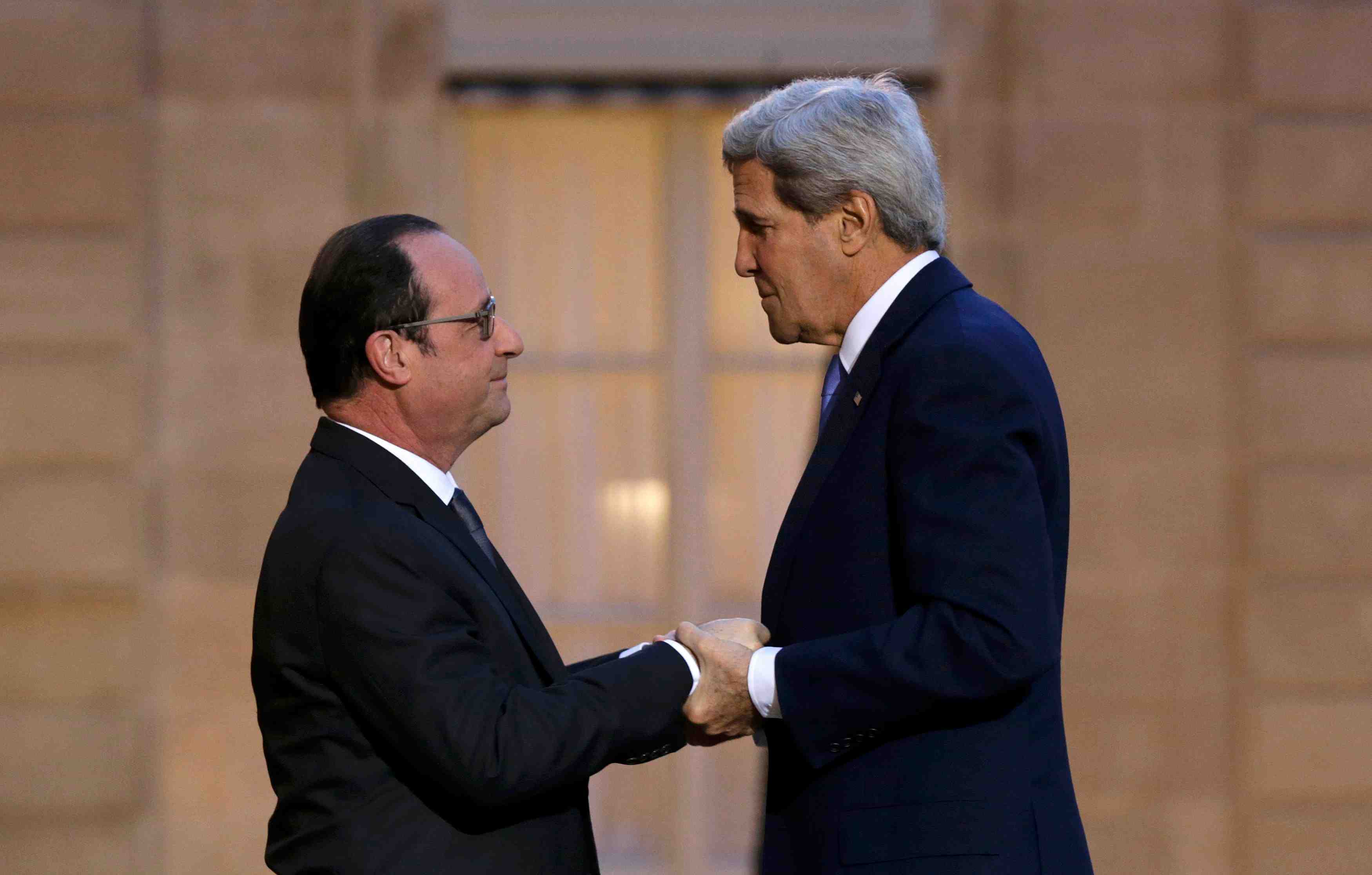 John kerry presente ses condoleances a la france
