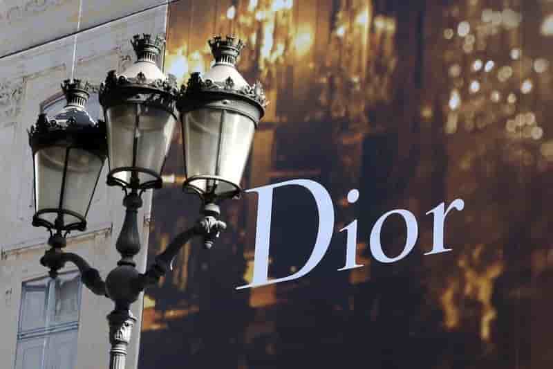 Depart du directeur artistique de dior, raf simons