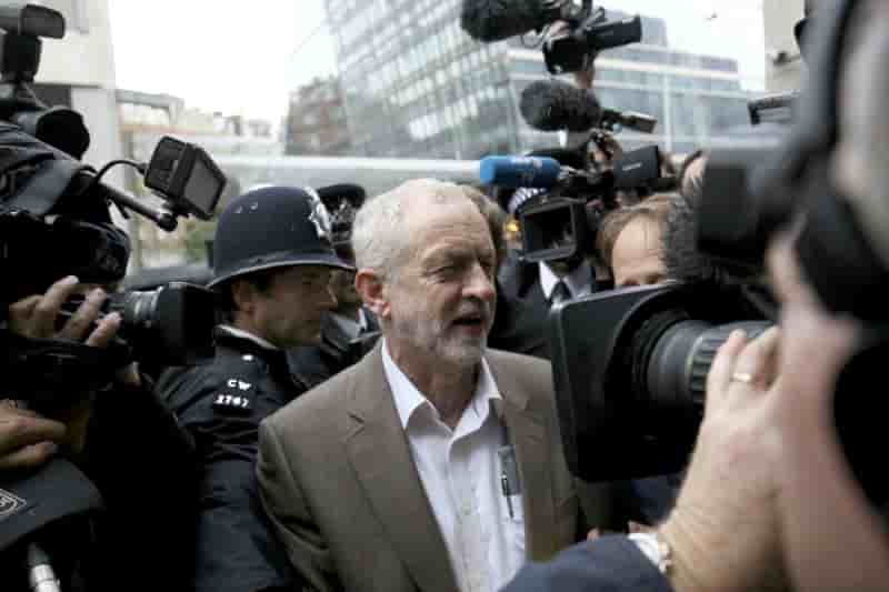 Le chef du labour britannique lance un appel au calme
