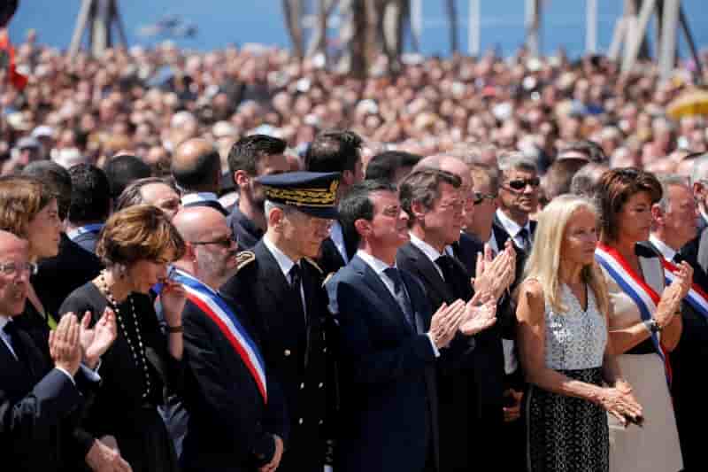 Manuel valls hue a nice lors de l'hommage aux victimes