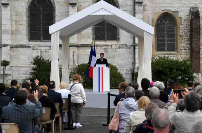 Macron salue l'esprit de "pardon" un an apres la mort du pere hamel