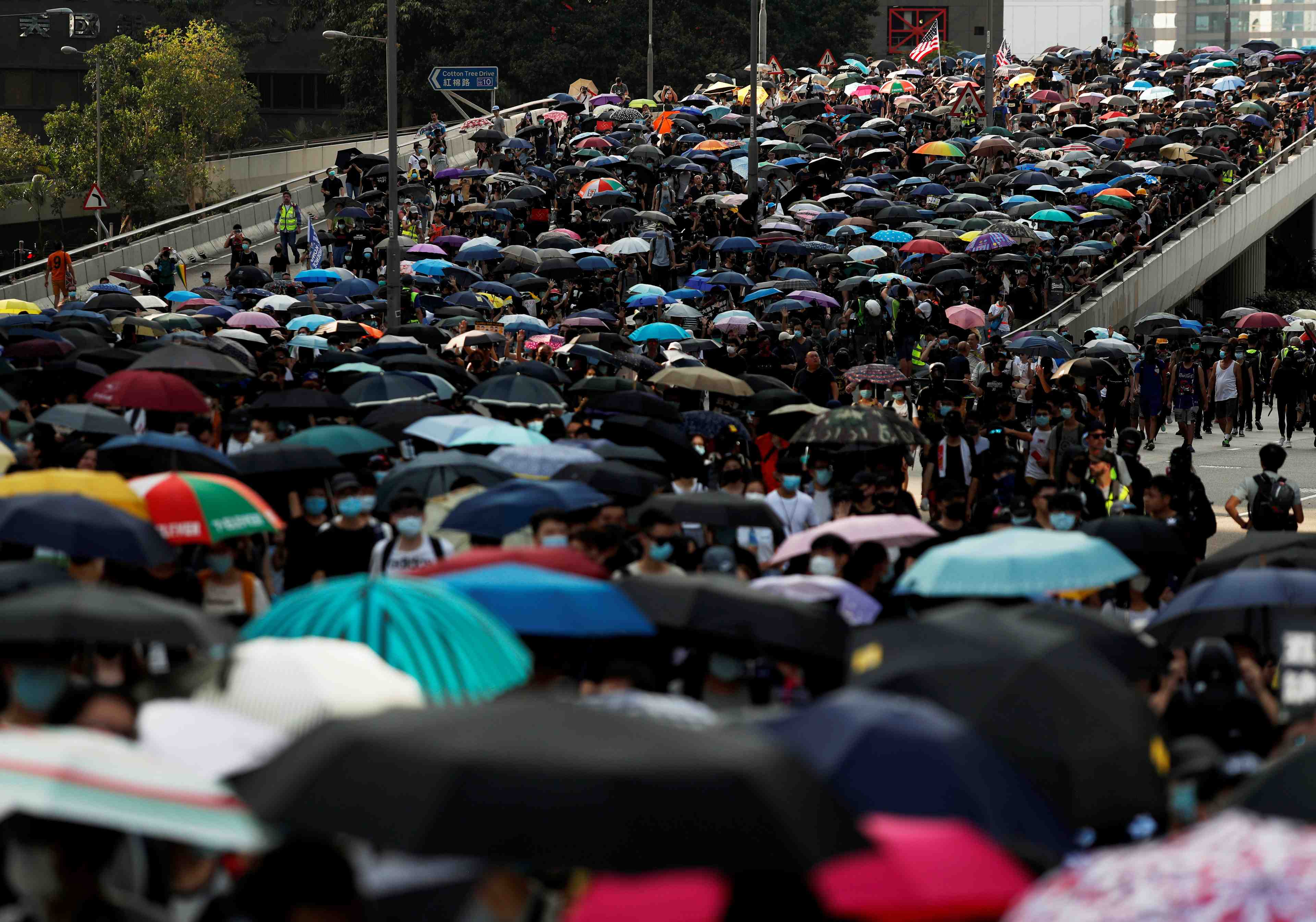 Des milliers de manifestants devant le consulat britannique a hong kong