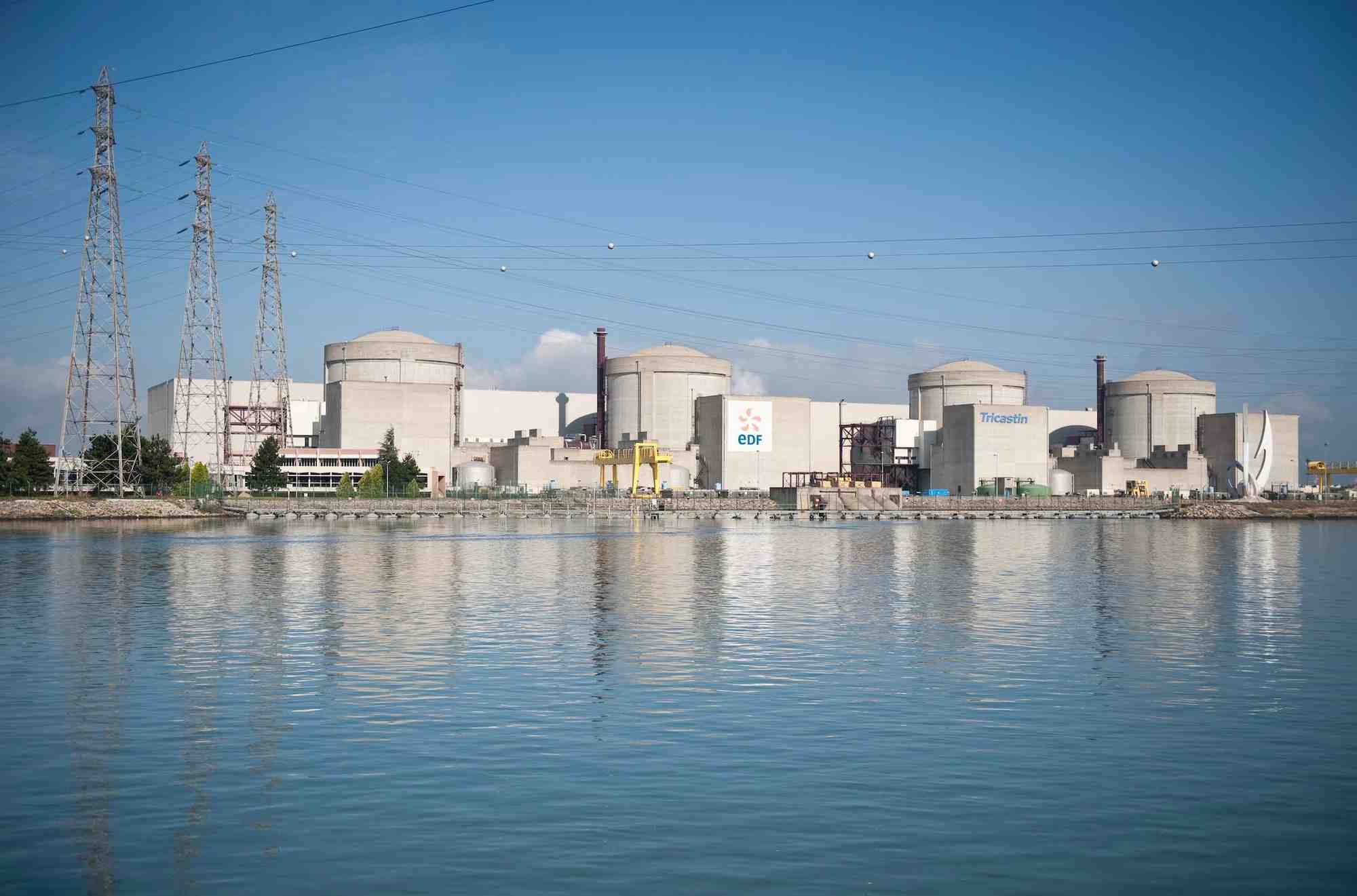 La centrale nucléaire de Tricastin (Drôme) compte quatre réacteurs fonctionnant en circuit ouvert. EDF travaille, à la demande de l'Etat, sur un projet de conversion de la centrale en circuit fermé, via la construction de nouvelles tours aéroréfrigérantes afin de rejeter de la vapeur et ainsi réduire les prélèvements en eau et les rejets thermiques.