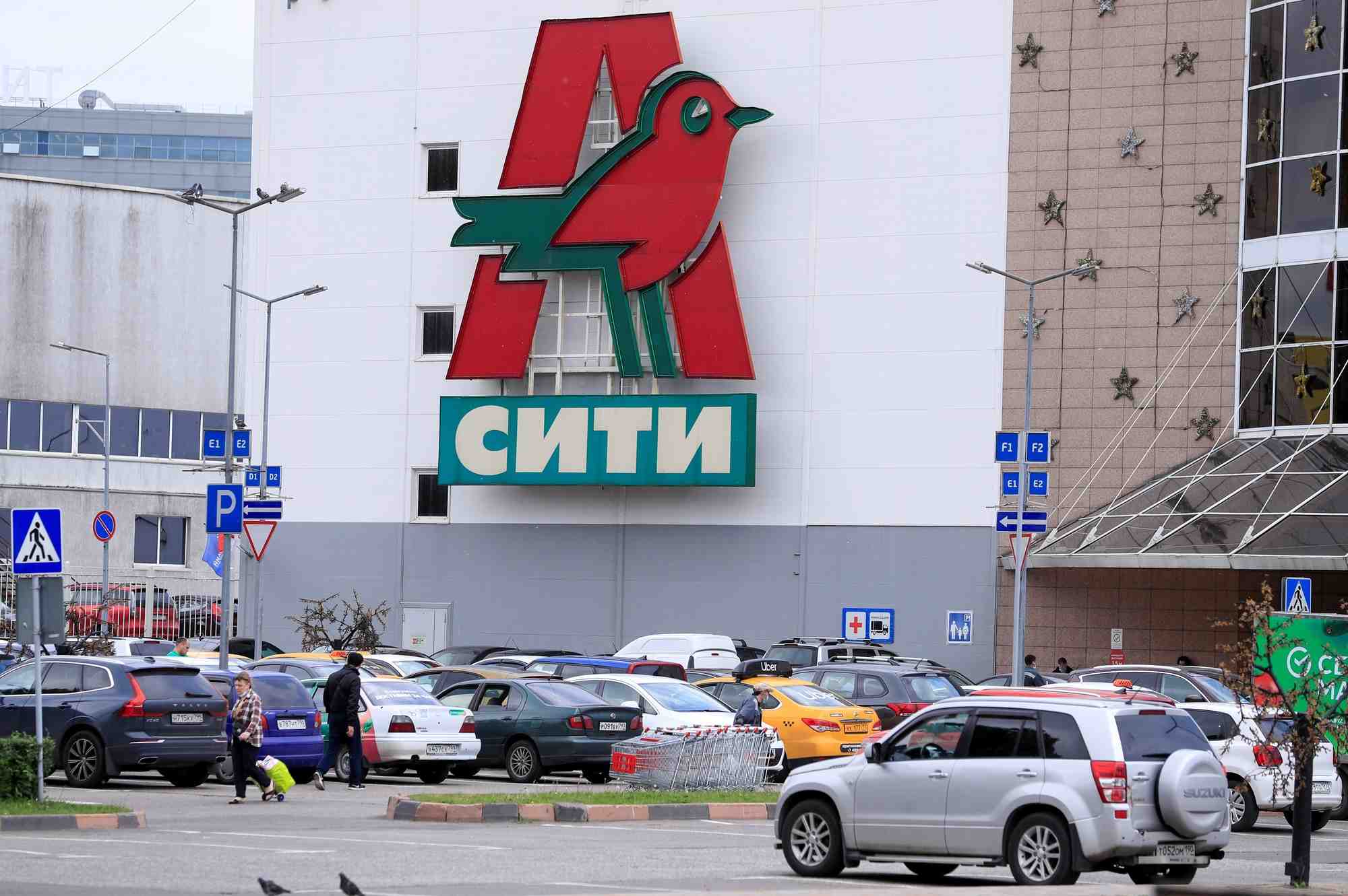 Le groupe francais auchan veut rester en russie et en ukraine