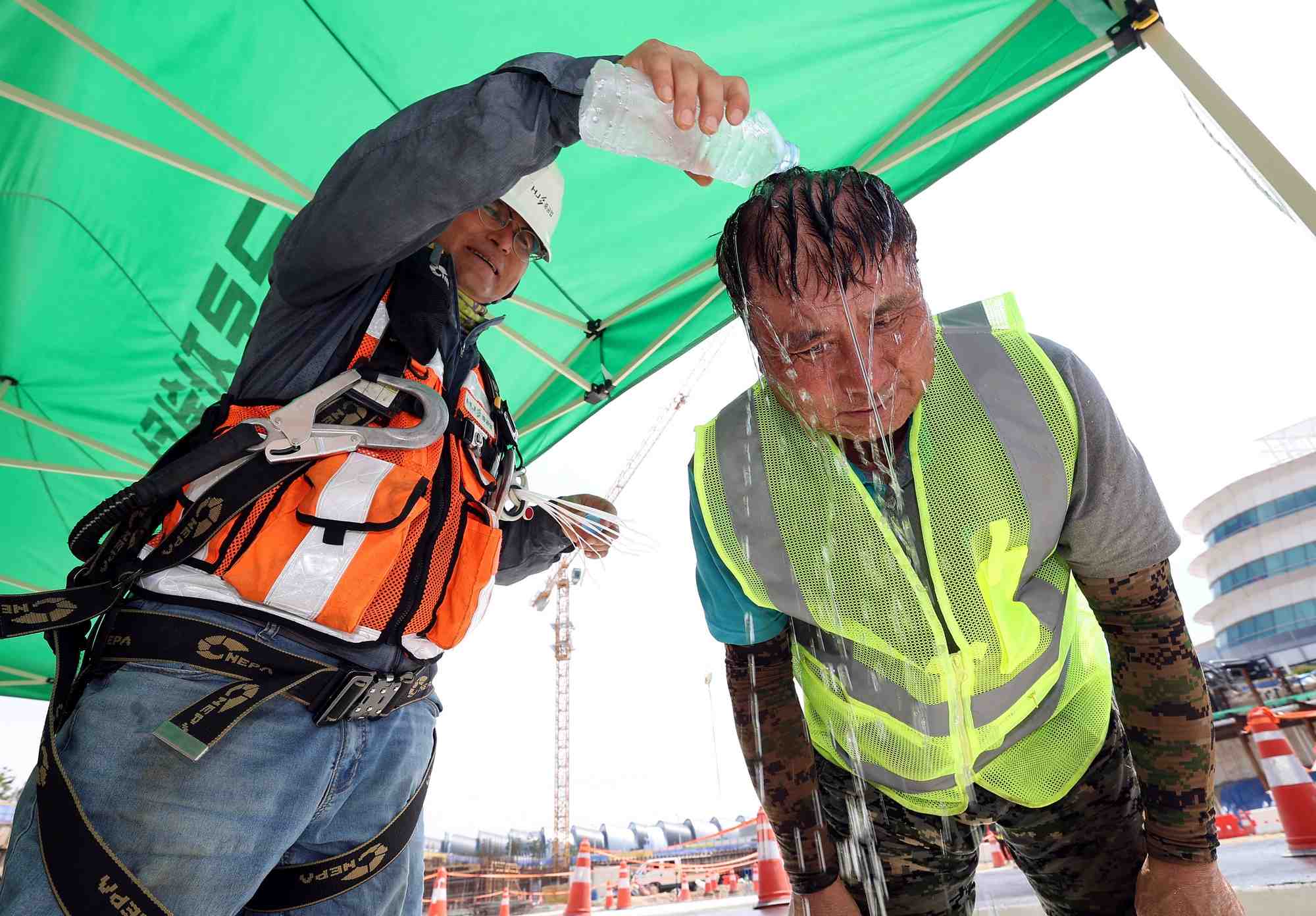 Des ouvriers sud-coreens se rafraichissent sur un chantier de construction
