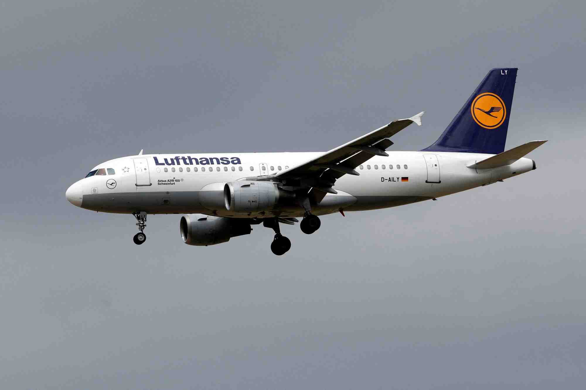 Photo d'archives: un avion airbus a319 de lufthansa atterrit a l'aeroport international charles de gaulle a roissy, pres de paris