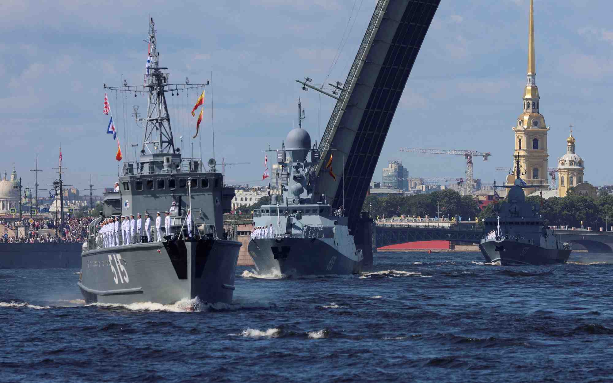 Le dragueur de mines russe pavel khenov et les corvettes lance-missiles uglich et sovetsk naviguent sur la neva lors du defile naval de la journee de la marine a saint-petersbourg