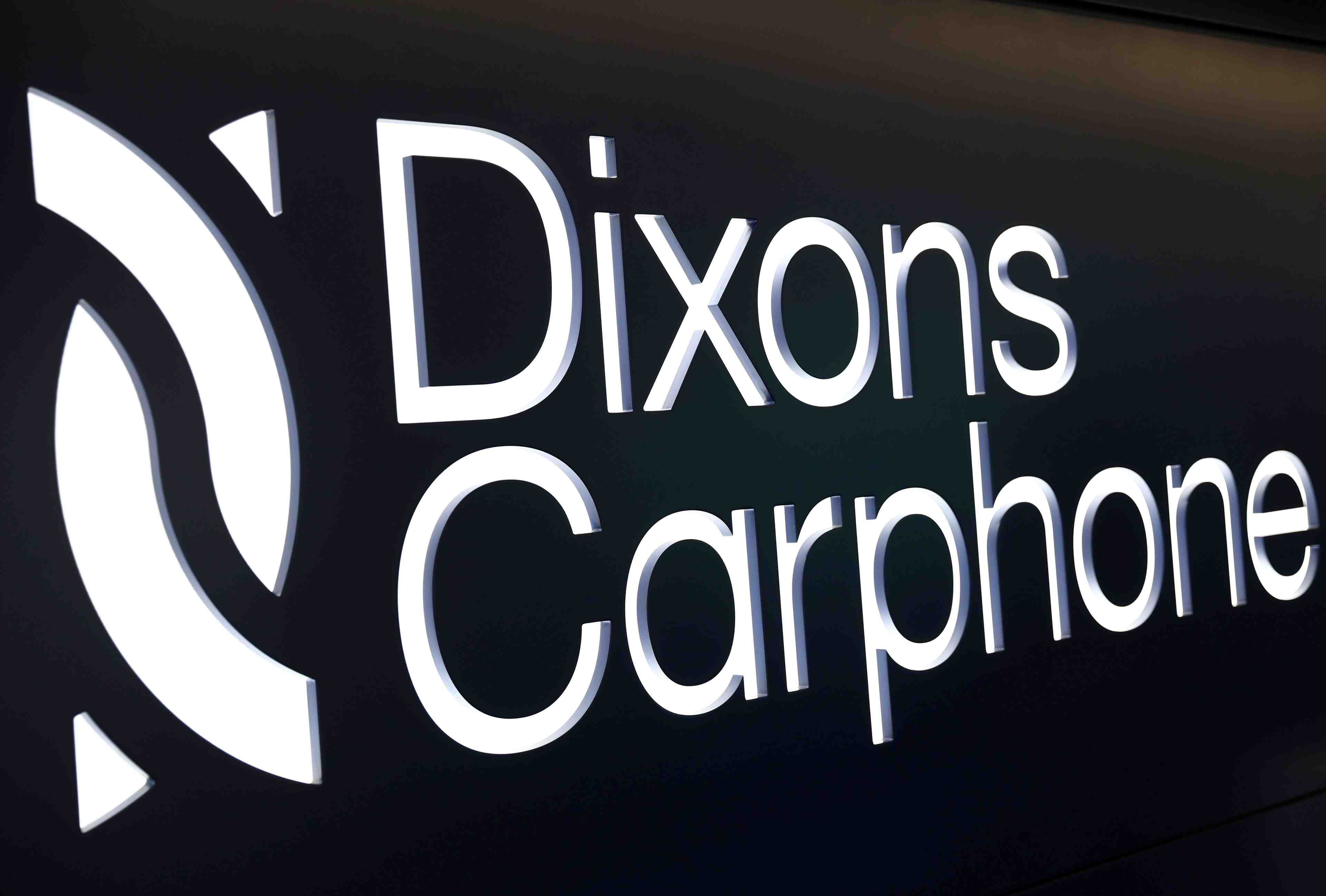 Dixons prevoit une baisse de son benefice annuel