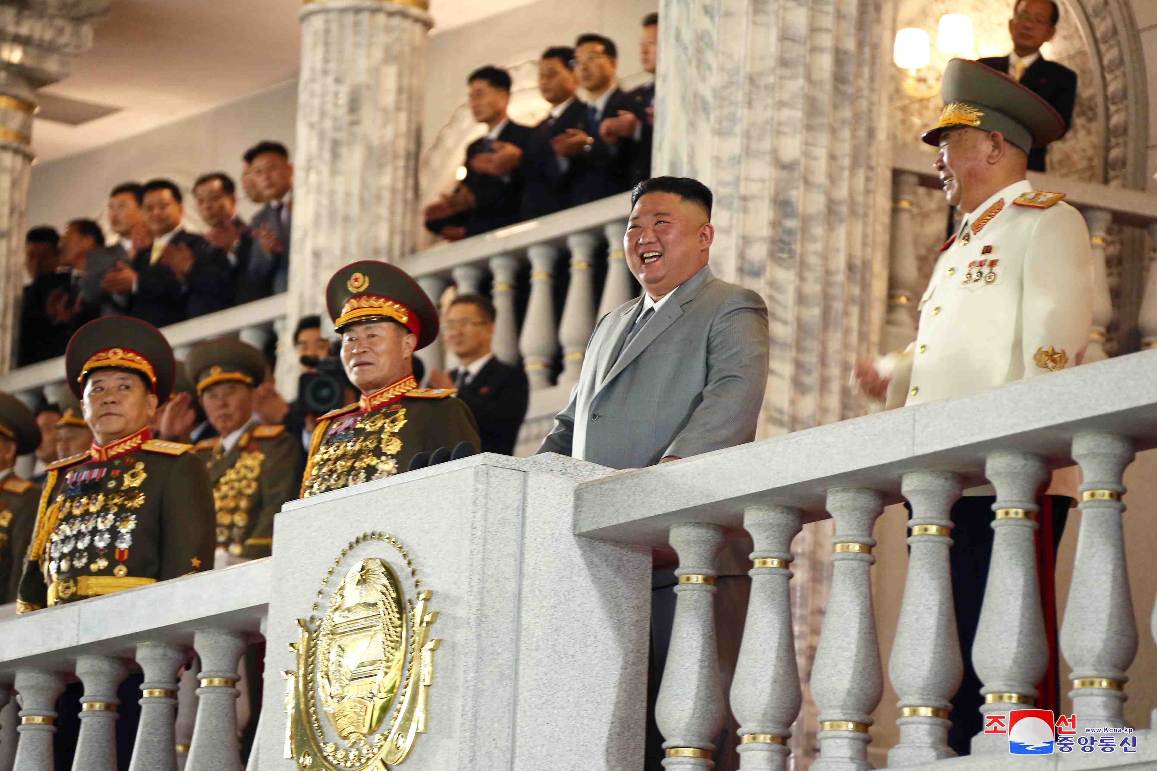 La coree du nord devoile un nouveau missile intercontinental lors d'un defile