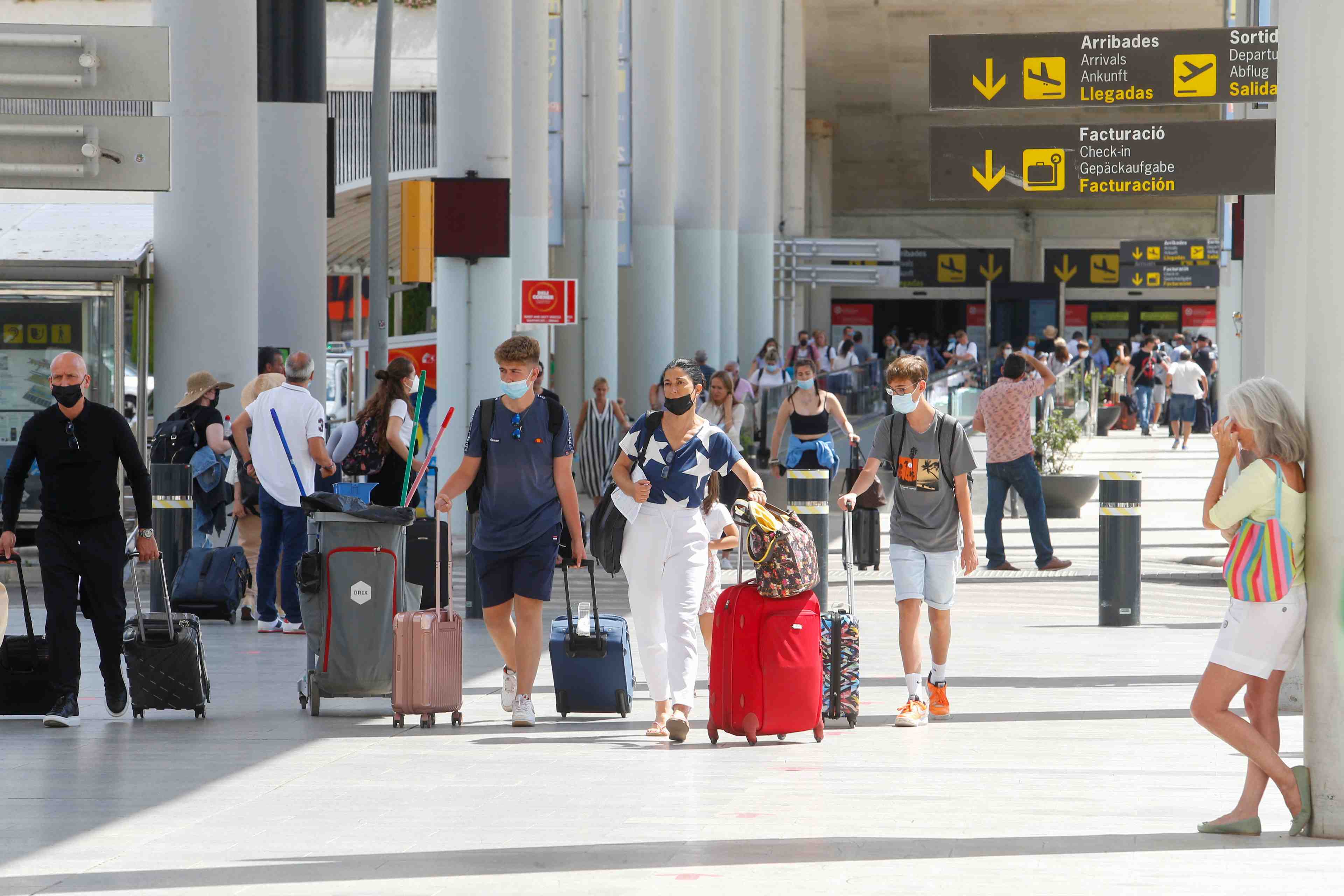 Le royaume-uni pourrait durcir les regles de voyage vers l'espagne, the times