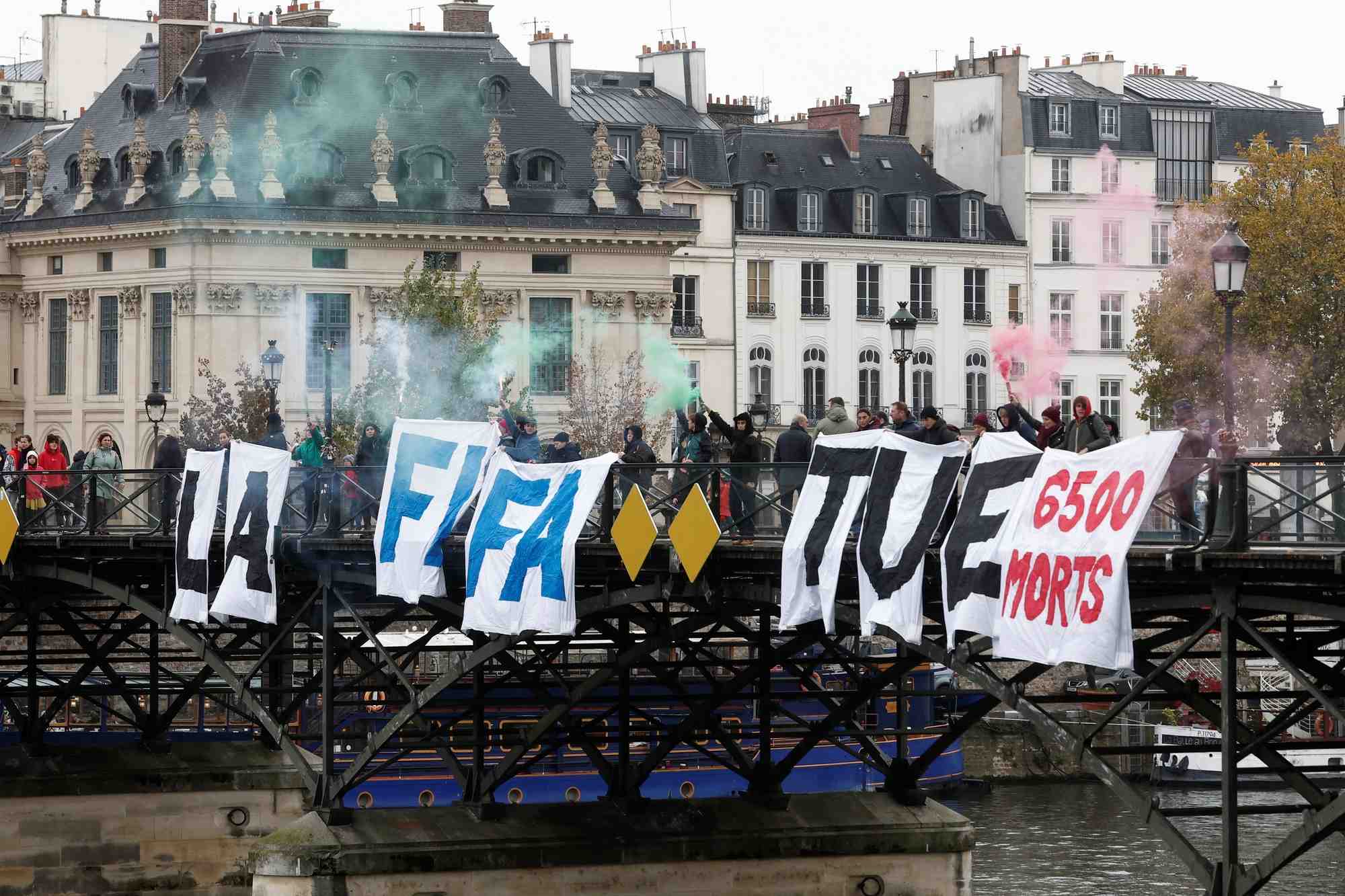 Une action contre la coupe du monde de la fifa au qatar, a paris