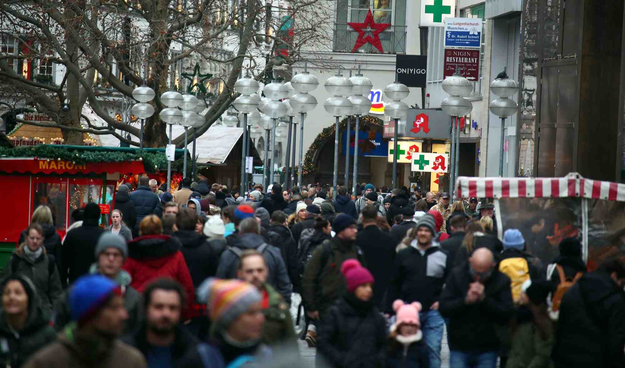 Des personnes se promenent dans la principale rue commerciale de munich avant les celebrations de noel
