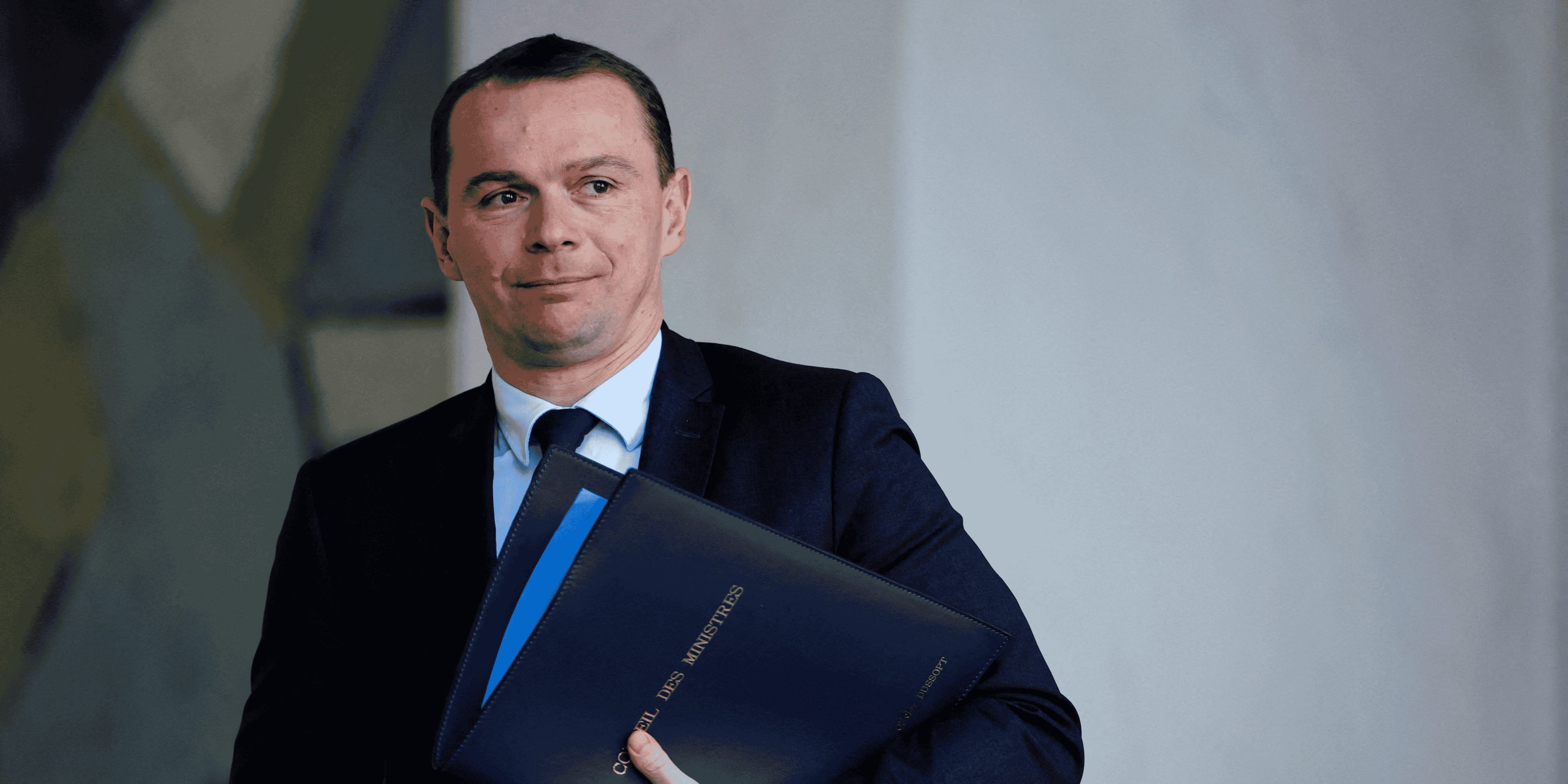 Le ministre du travail olivier dussopt quittant l'elysee