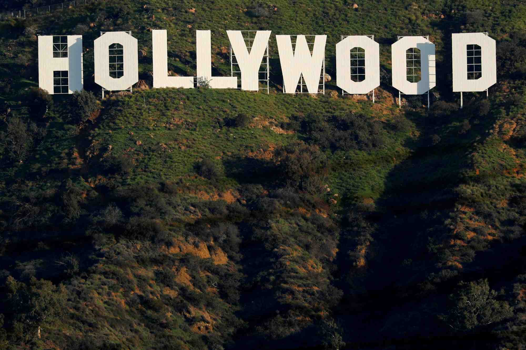 L'emblematique panneau hollywood sur une colline au-dessus d'un quartier de los angeles