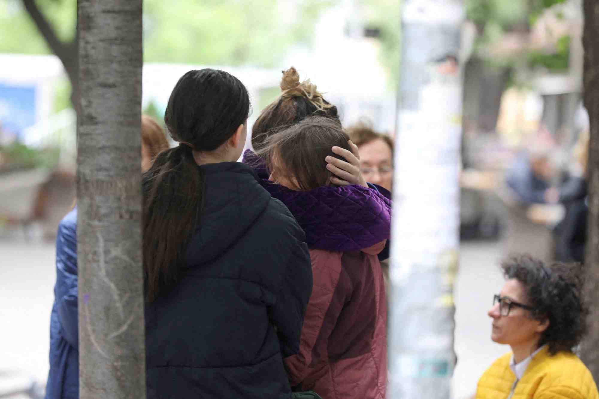 Des personnes reagissent a la fusillade dans une ecole de belgrade, en serbie