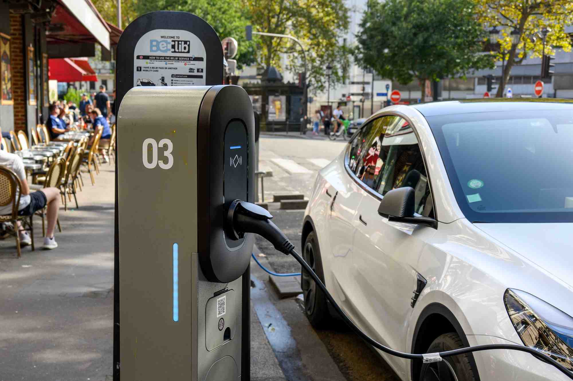 Les acheteurs s'inquiètent d'autonomie limitée et de réseaux de recharge encore parfois insuffisants.