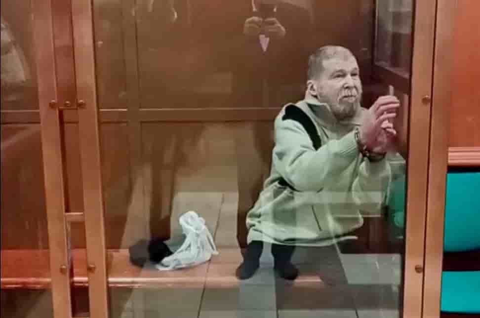 Stephen hubbard, accuse d'avoir combattu en tant que mercenaire pour l'ukraine, comparait devant un tribunal a moscou
