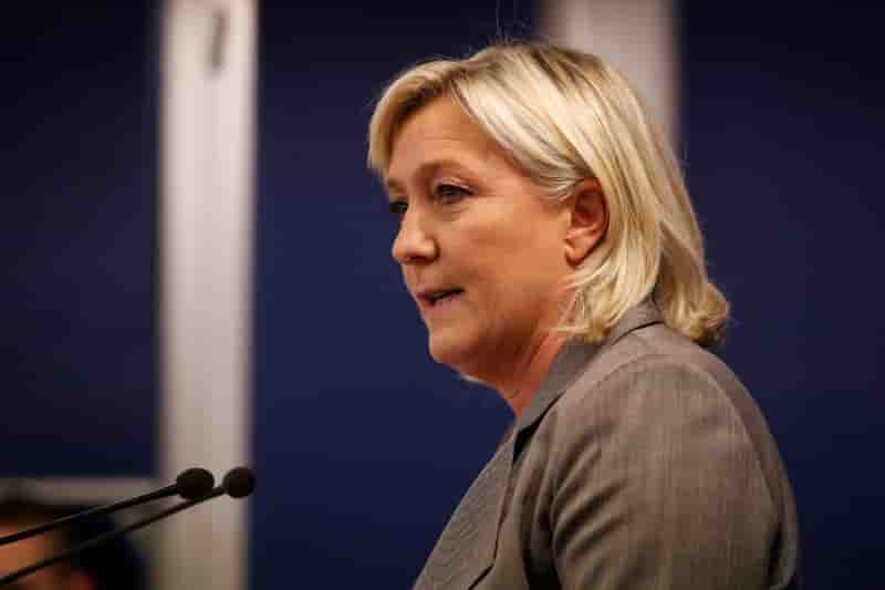 Marine le pen exprime son profond desaccord apres les propos de son pere sur les chambres a gaz