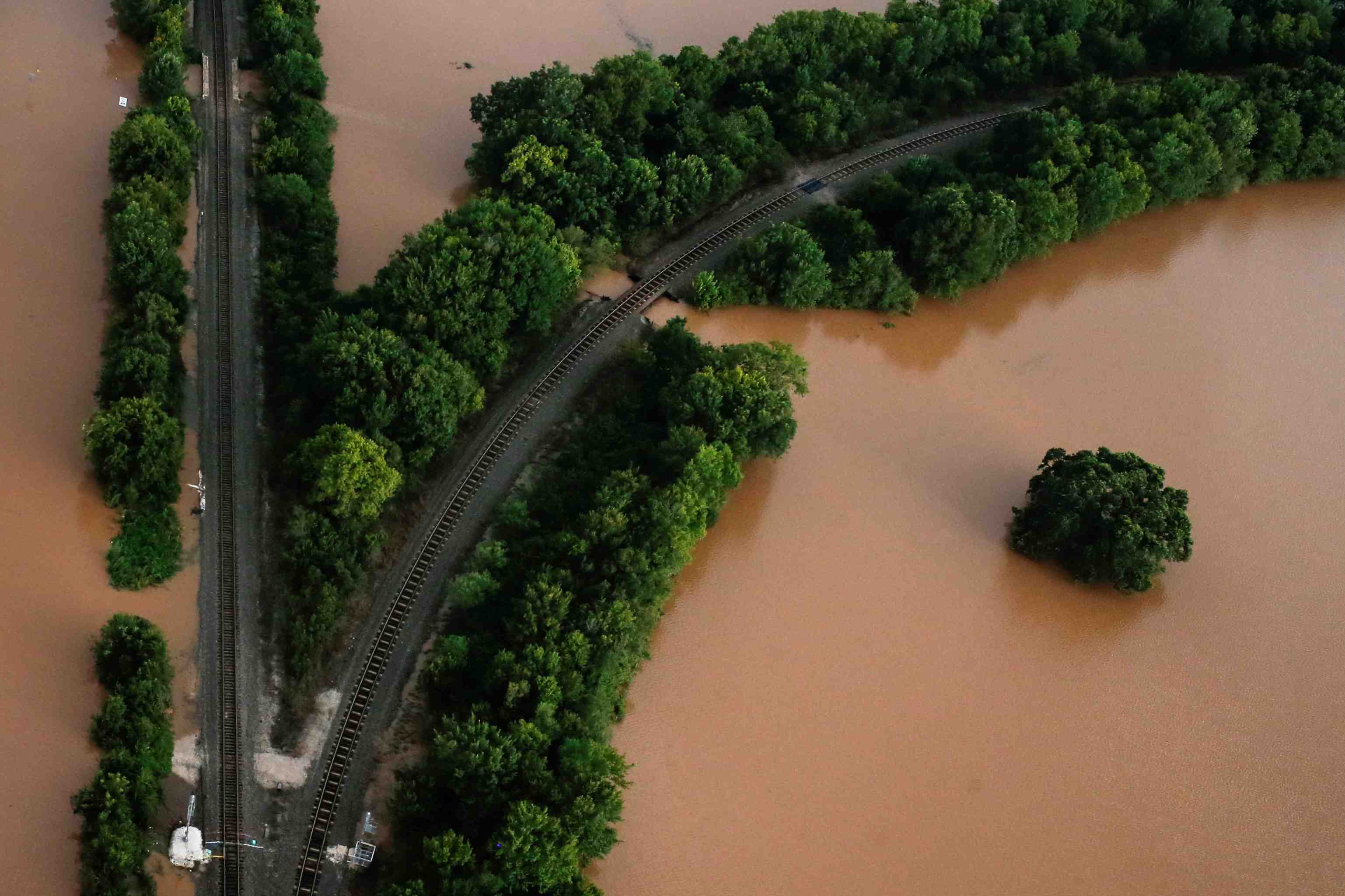 Harvey atteint la louisiane apres avoir ravage le texas