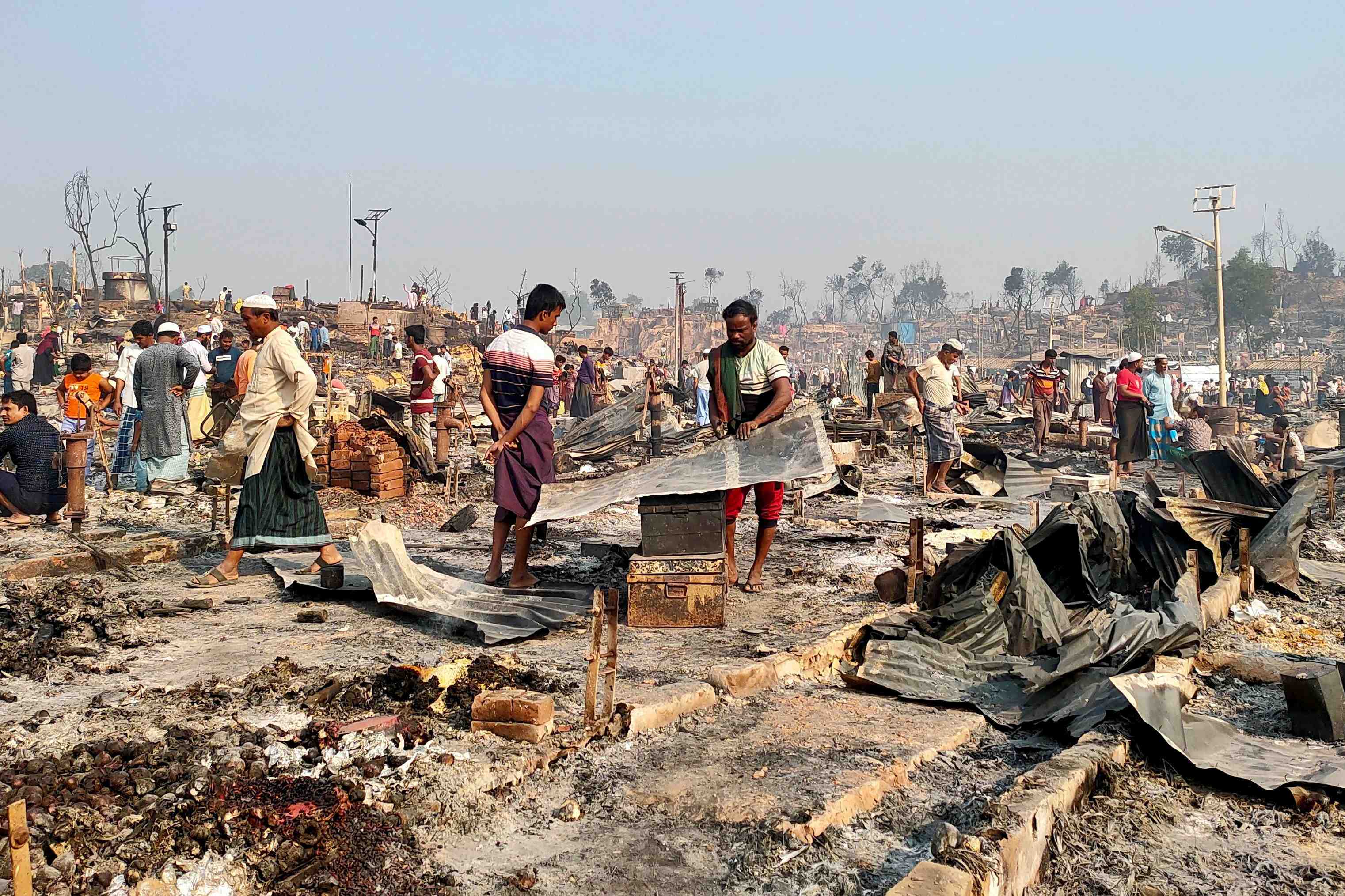 Au moins 15 morts dans l'incendie d'un camp de rohingyas au bangladesh