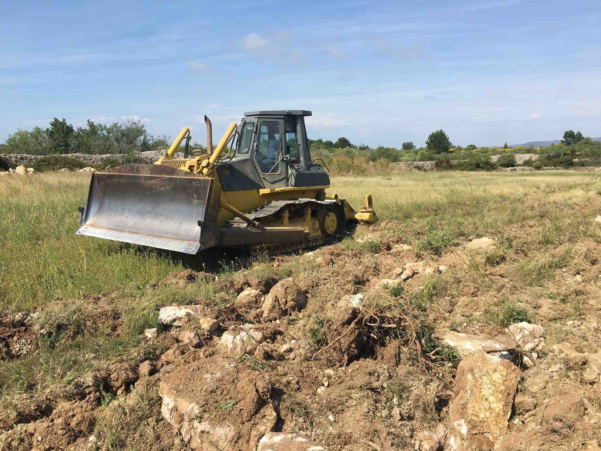 Sur le plateau de Leucate, la cave coopérative des Vignerons de Cap Leucate a pu arracher 10 ha de terres à la friche et les remettre en culture au profit de six adhérents-coopérateurs.