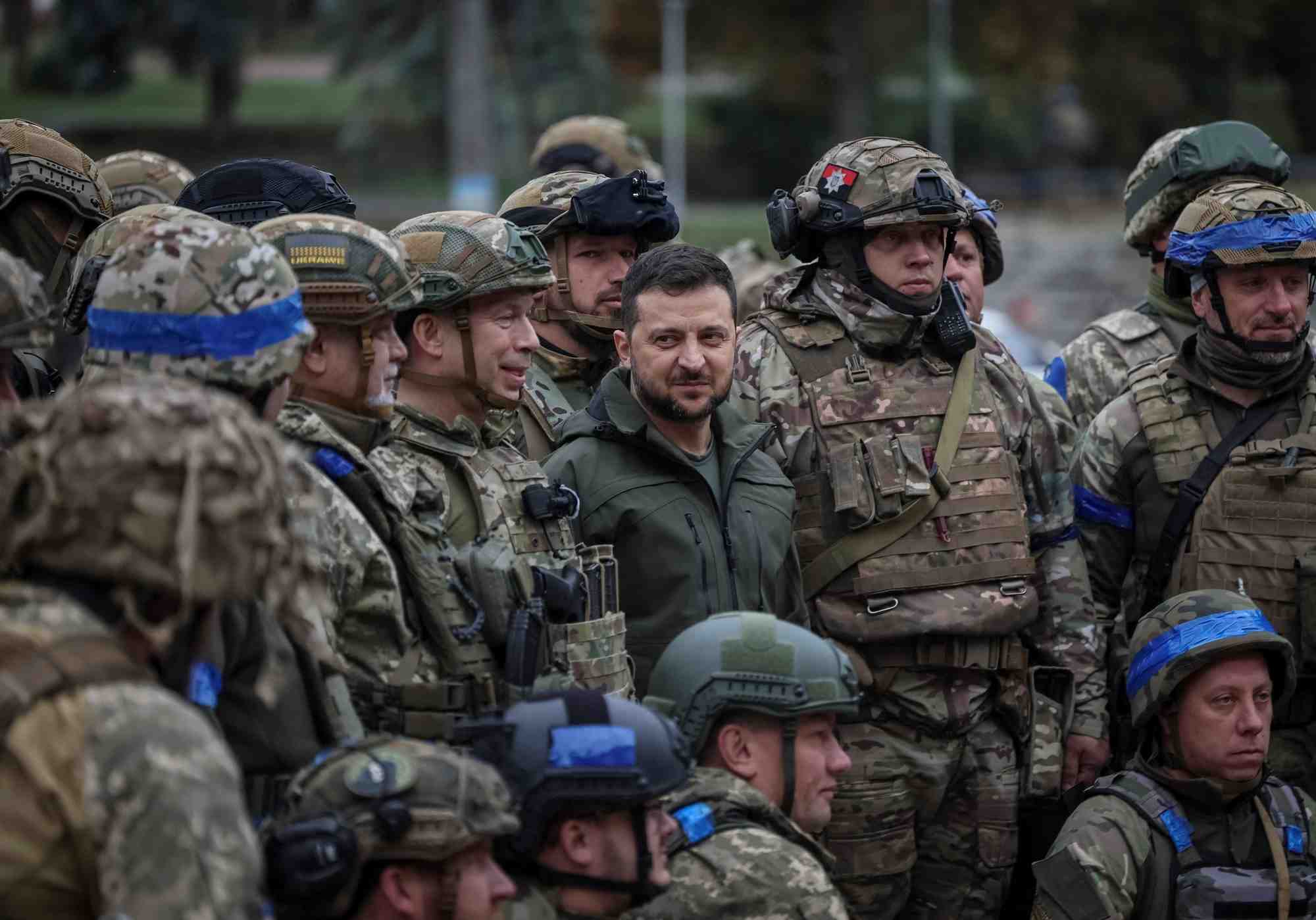Le president ukrainien volodimir zelensky avec des soldats lors d'une visite dans la ville d'izioum en ukraine