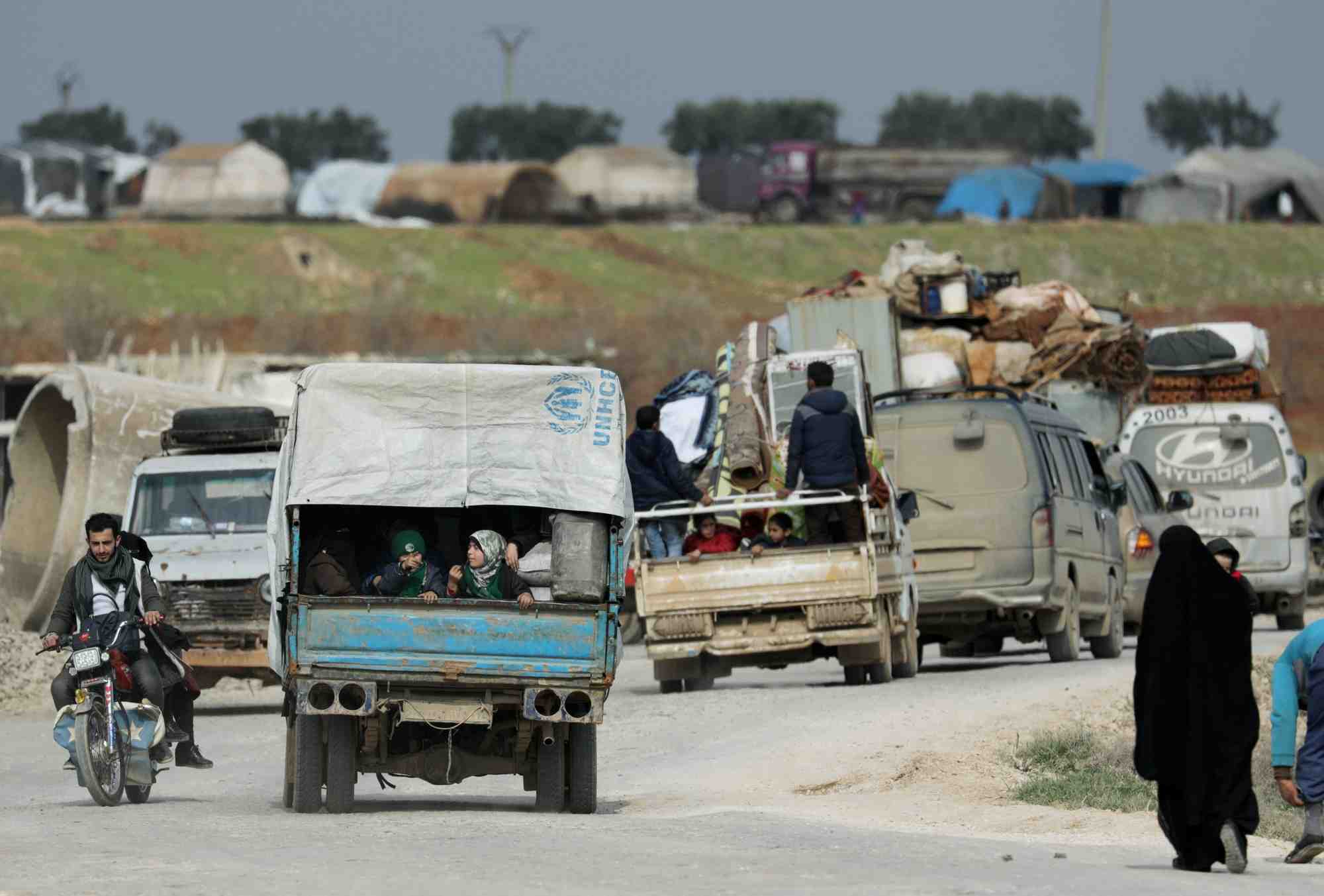 Des personnes deplacees montent dans des camions  a afrine, en syrie