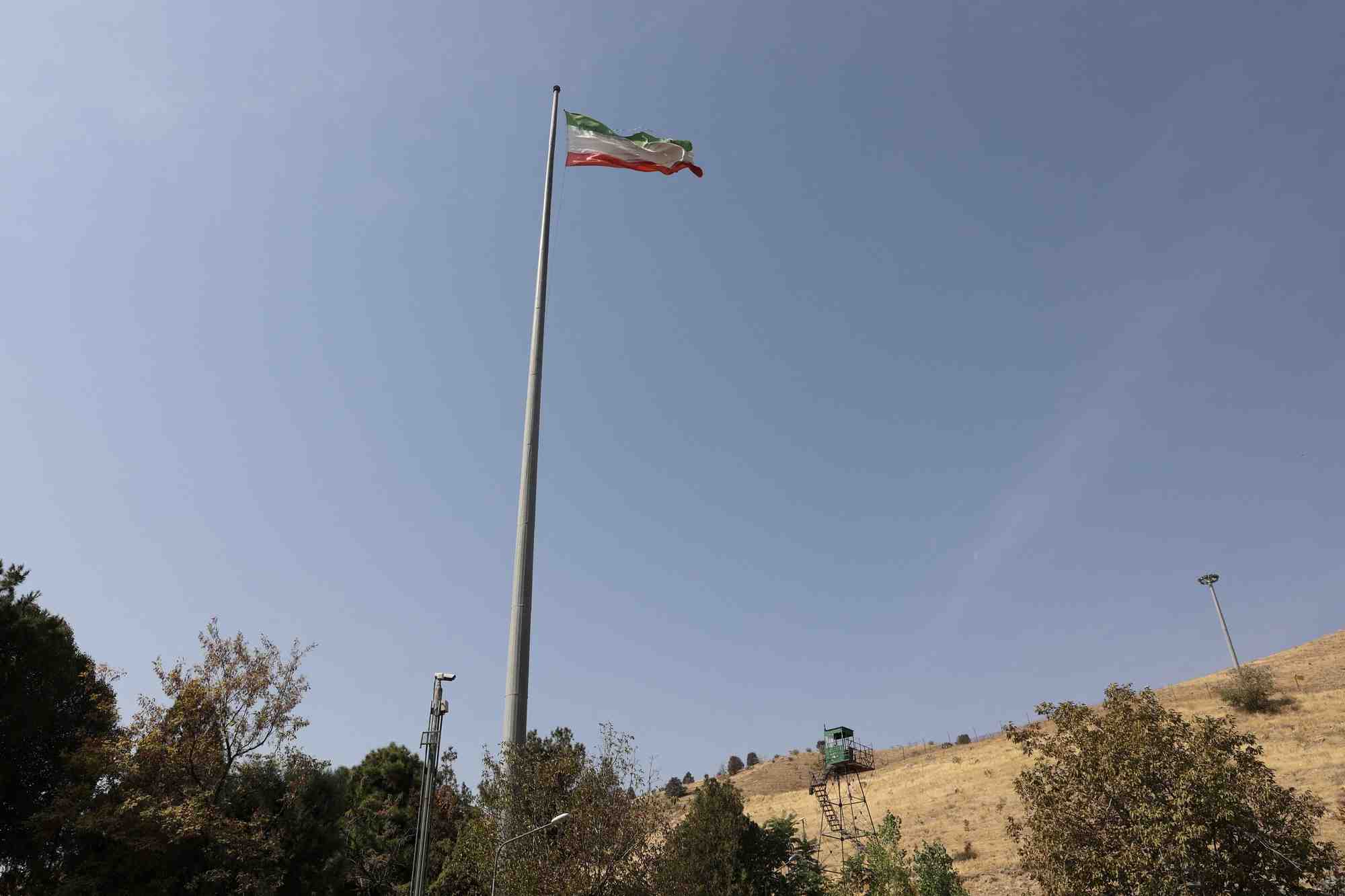 Le drapeau iranien flotte au-dessus de la prison d'evin a teheran