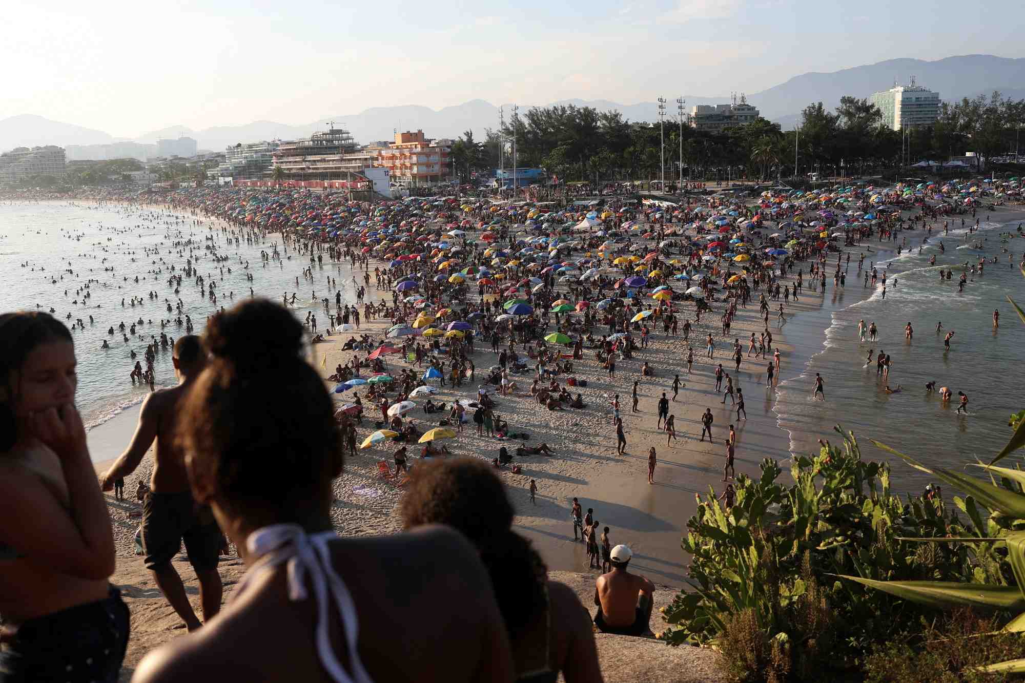 Vue de la plage de macumba pendant une vague de chaleur a rio de janeiro