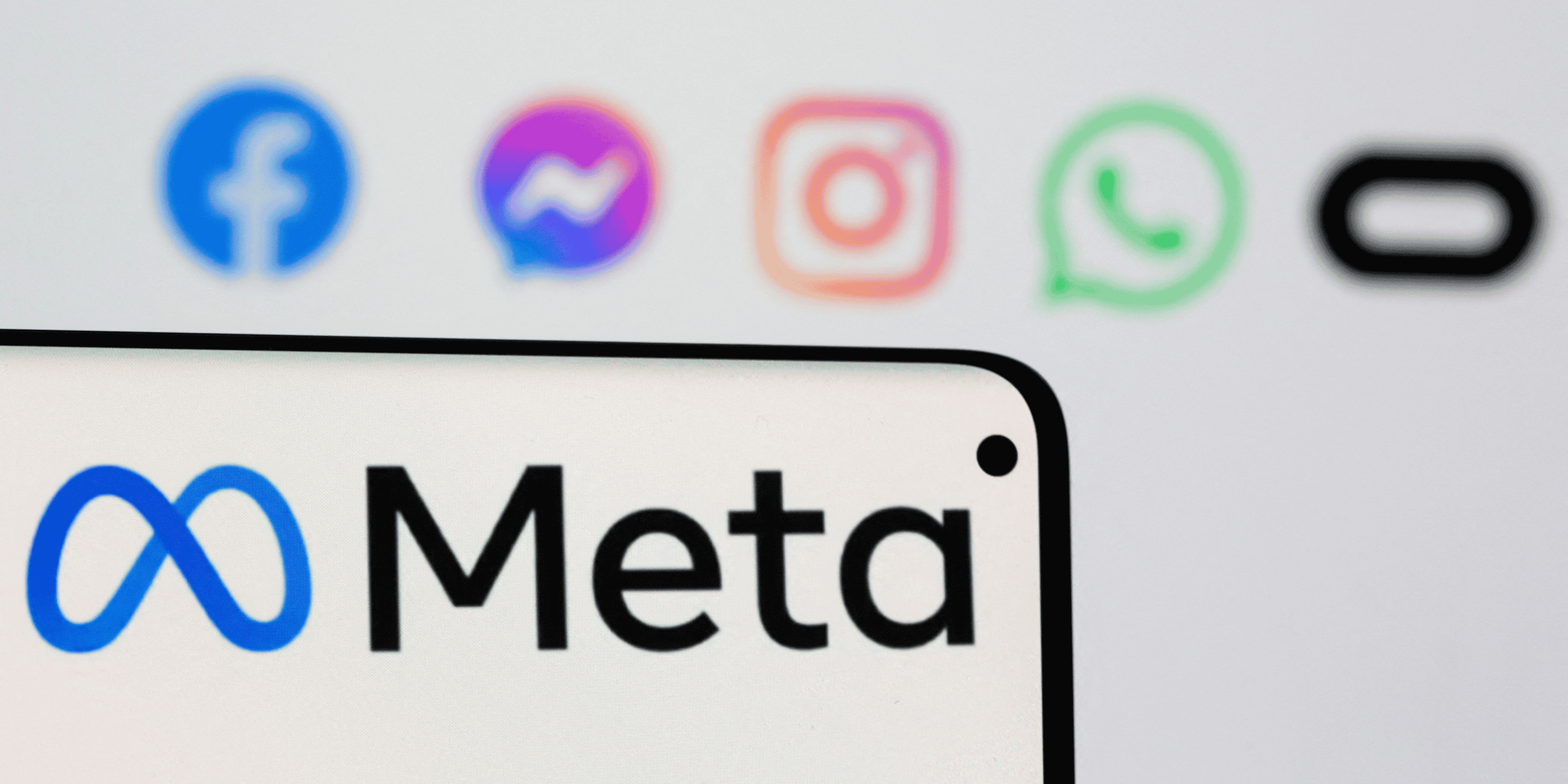 Logo de meta devant ceux de facebook, messenger, intagram, whatsapp et oculus
