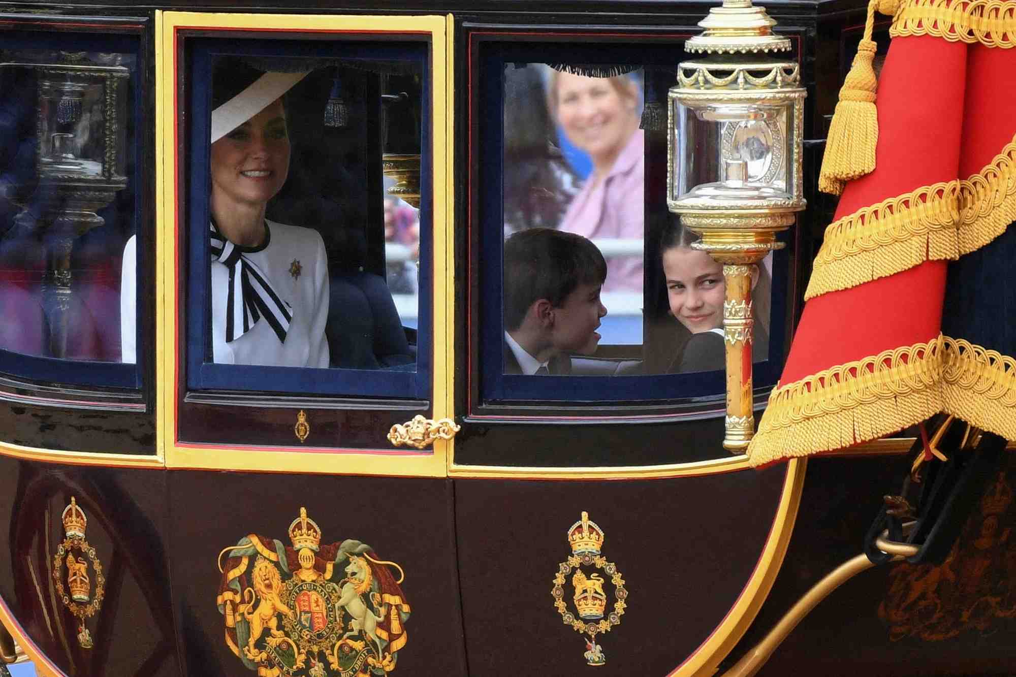 Defile du drapeau en l'honneur du roi charles a l'occasion de son anniversaire a londres