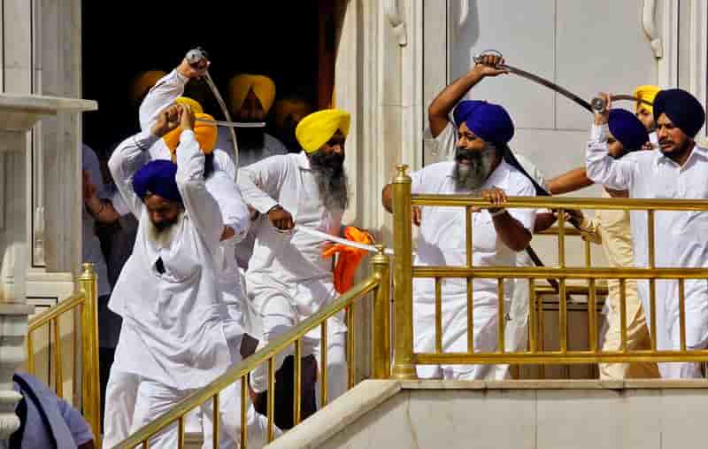 Affrontements entre Sikhs au Temple d'Or d'Amritsar, en Inde