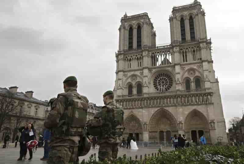 Une voiture avec des bonbonnes de gaz pres de notre-dame