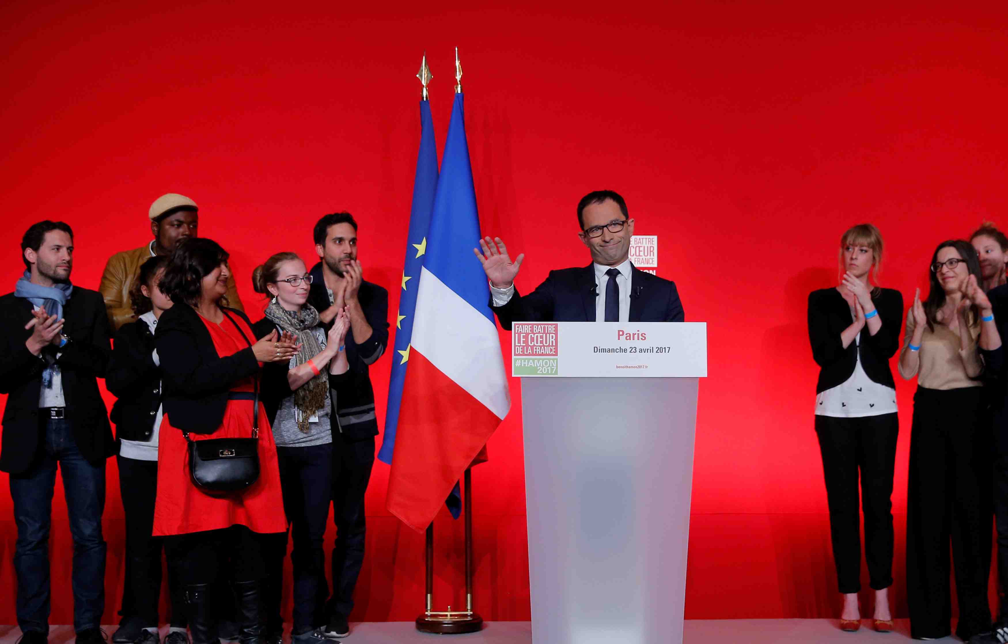 Le ps condamne a se refonder apres une lourde defaite