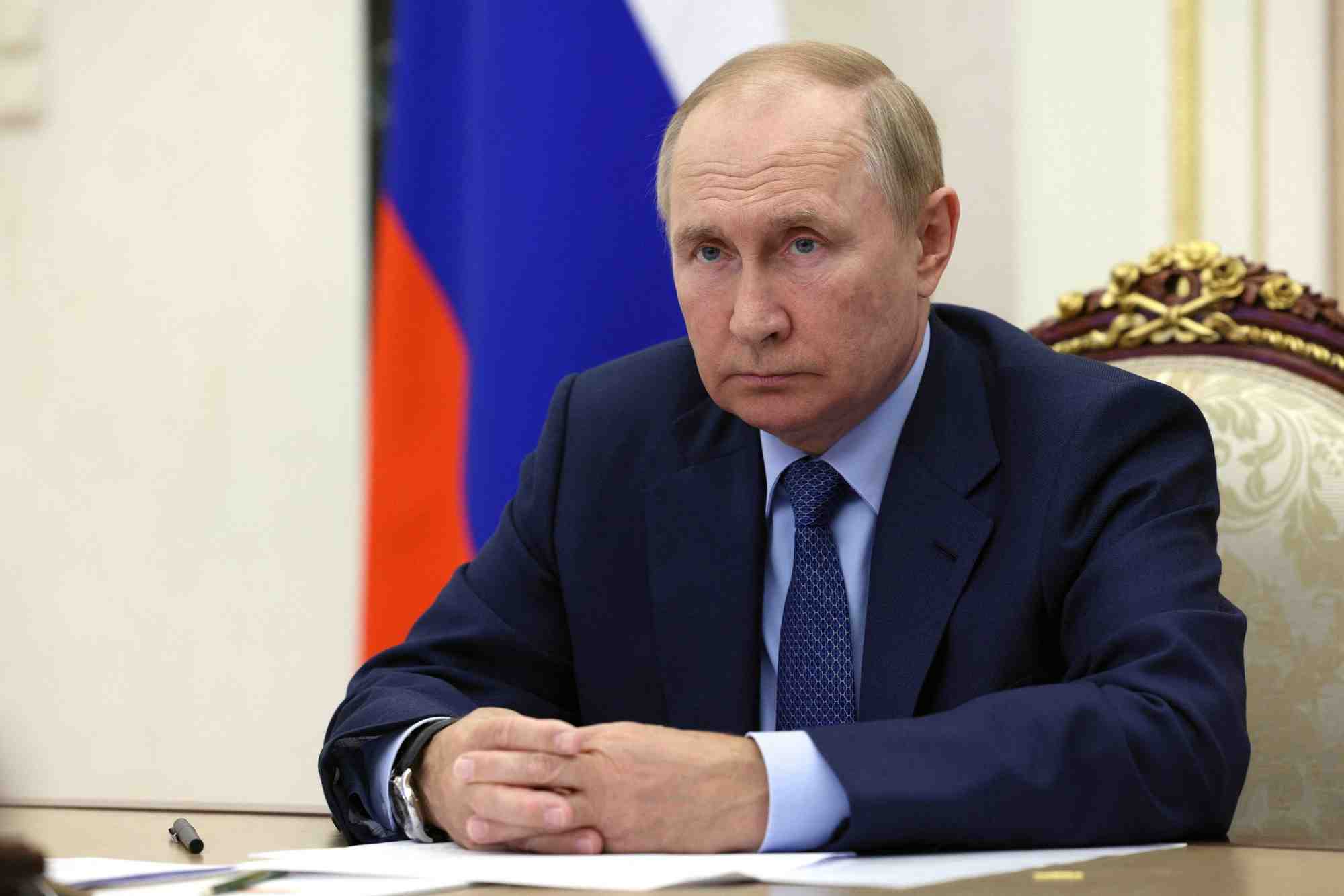 Le president russe vladimir poutine lors d'une reunion en ligne avec des membres du gouvernement