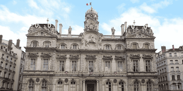 Epinglées par la préfecture du Rhône pour leurs congés menstruels, interruption de grossesse et/ou 2e parents, la Ville et la Métropole de Lyon interpellent l’État.