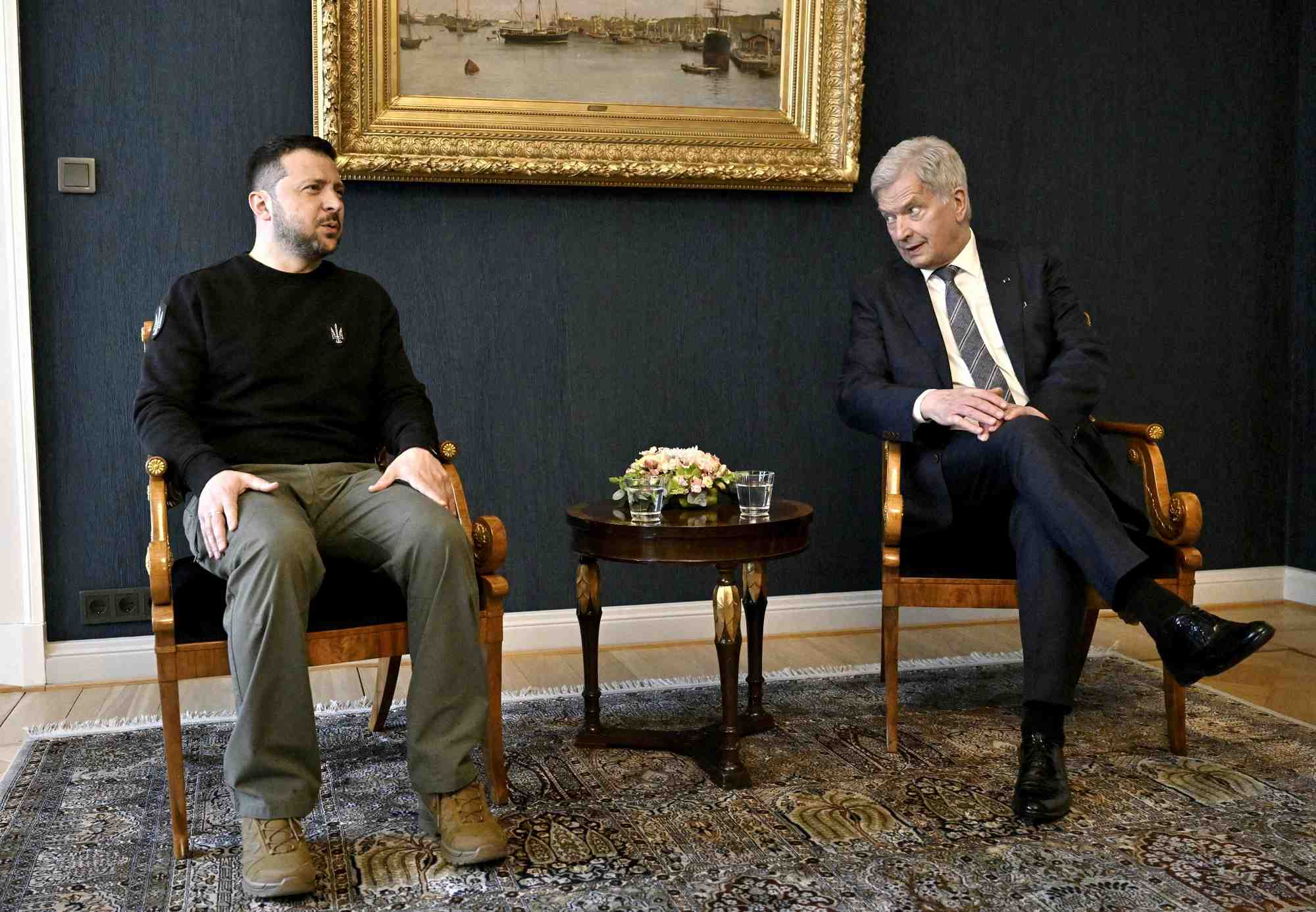 Le president ukrainien volodymyr zelensky avec son homologue finlandais sauli niinisto