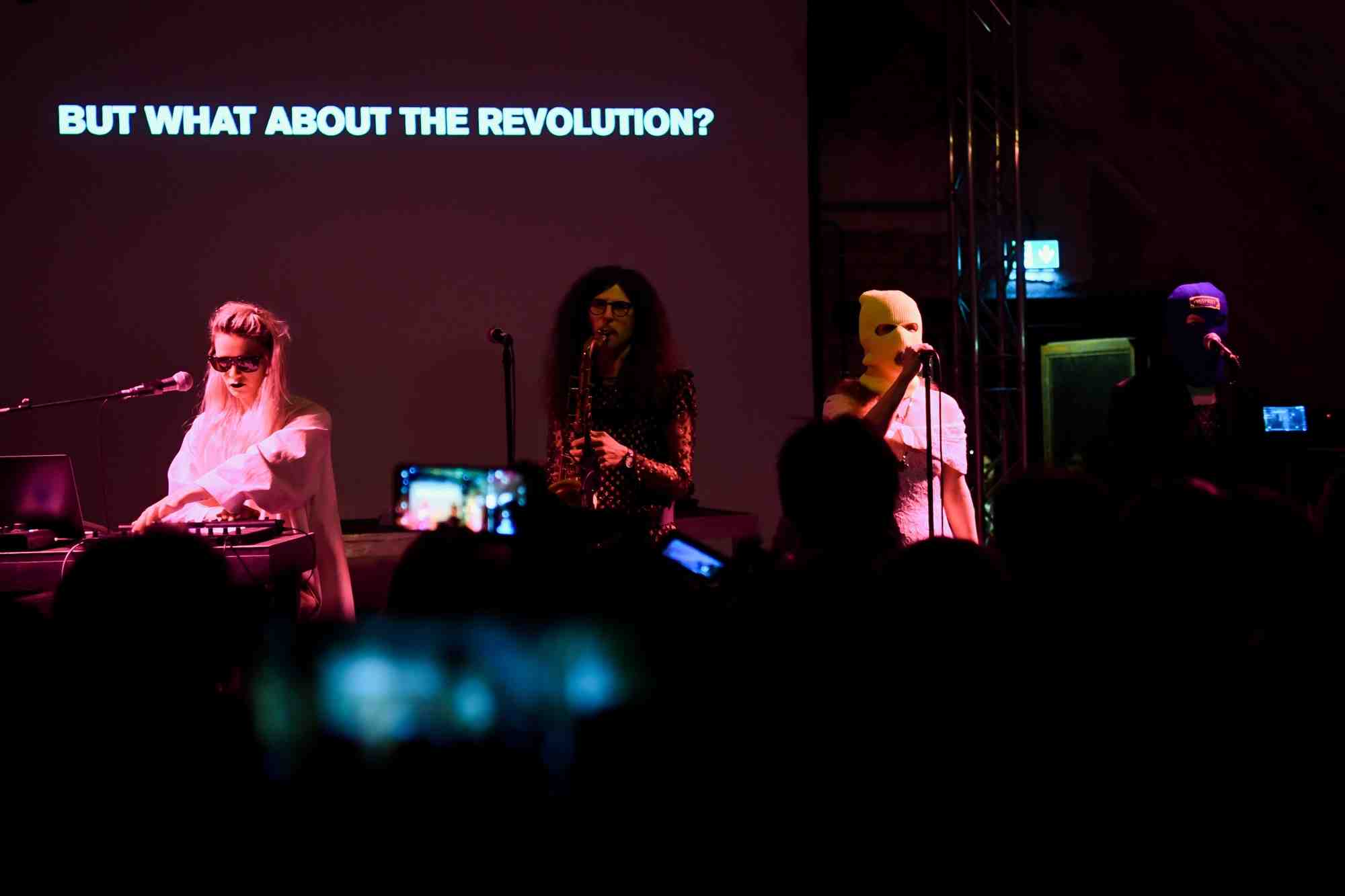 Tournee de concerts anti-guerre du groupe musical russe pussy riot a berlin