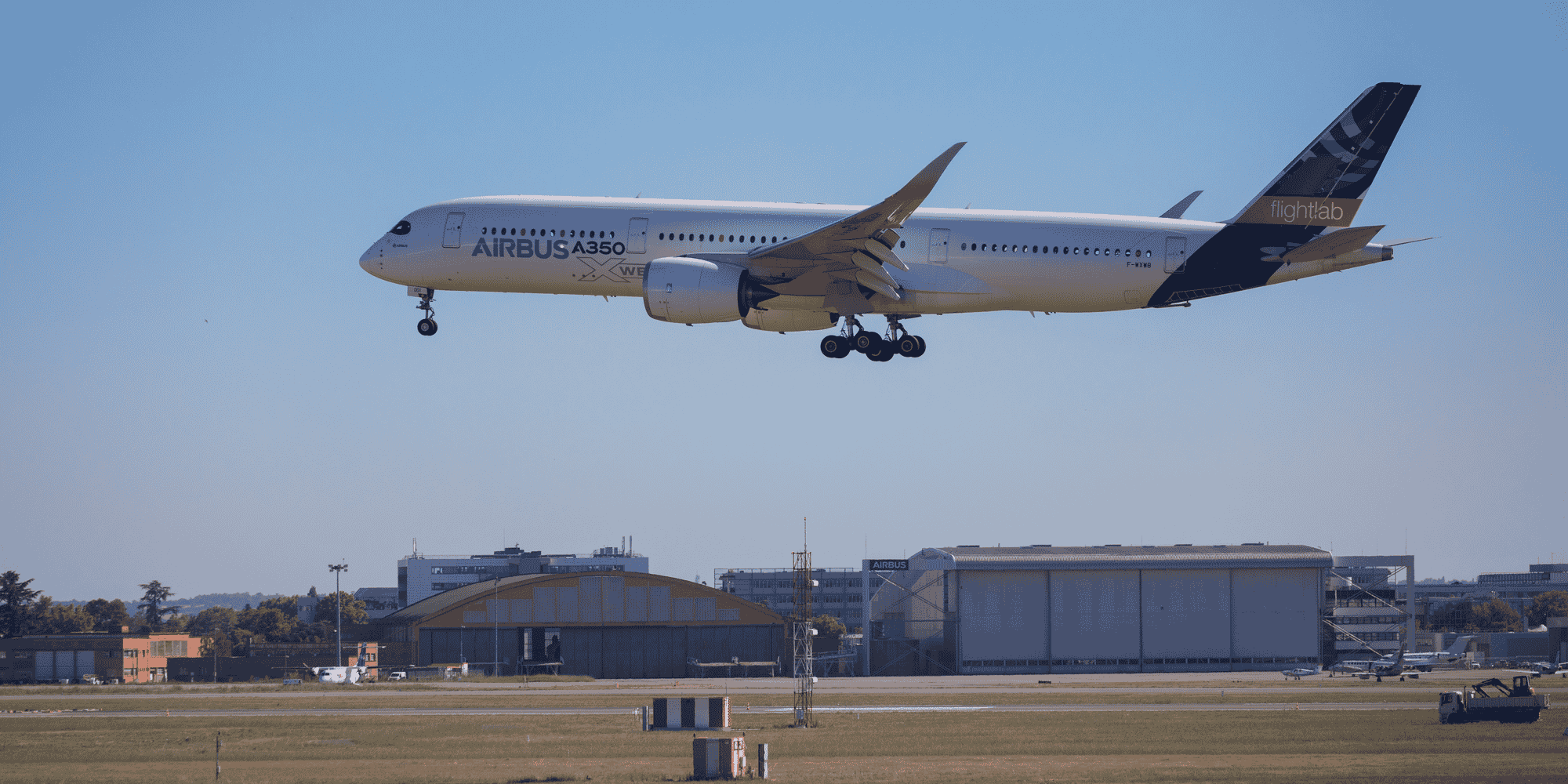 Depuis le mois de mars, l'aéroport Toulouse-Blagnac fait venir de Bordeaux des carburants d'aviation durable produits par TotalEnergies.
